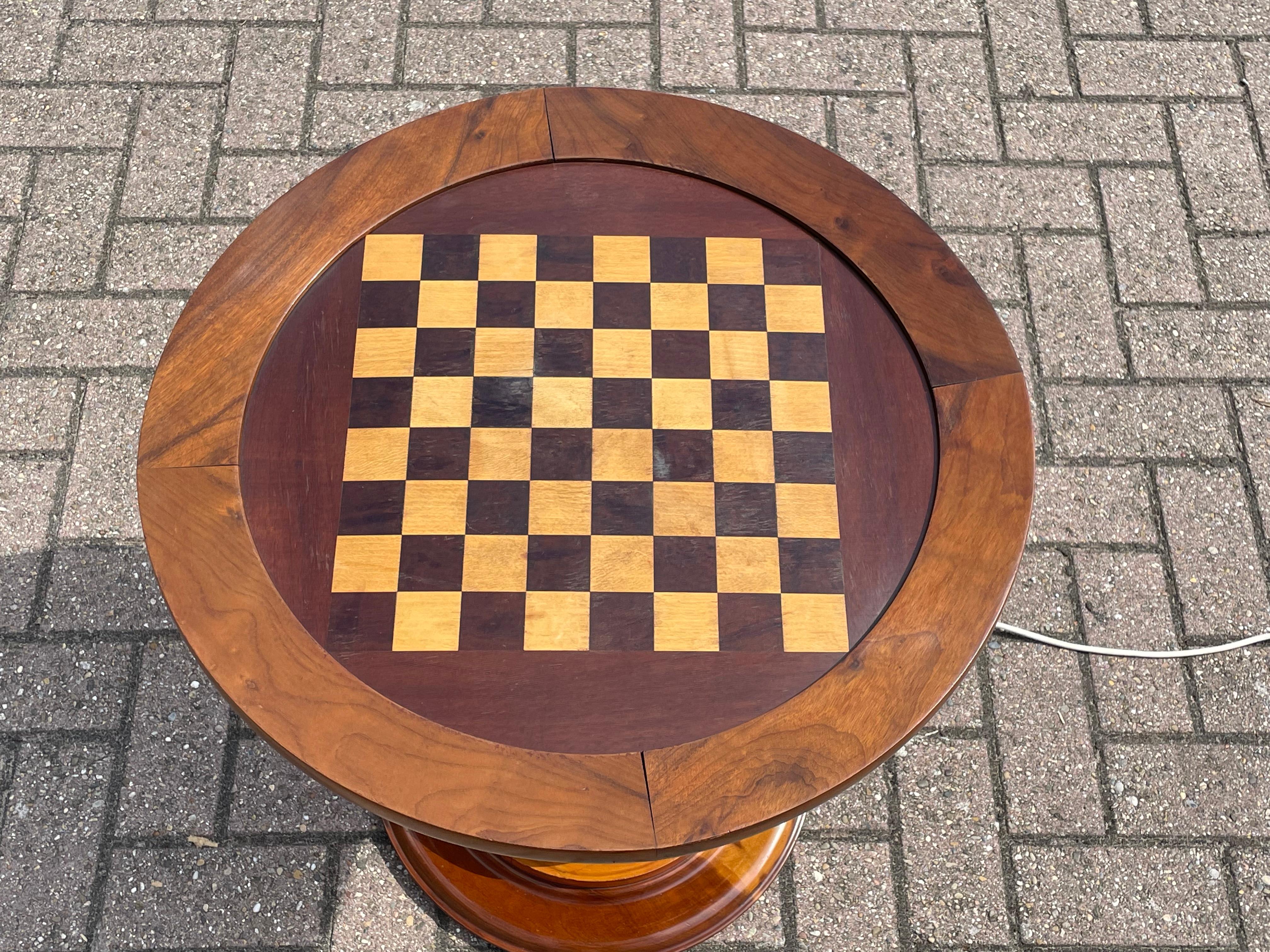 Mid-Century Modern Chess Table of Wood with Stunning Tree Knots Pattern & Light For Sale 3