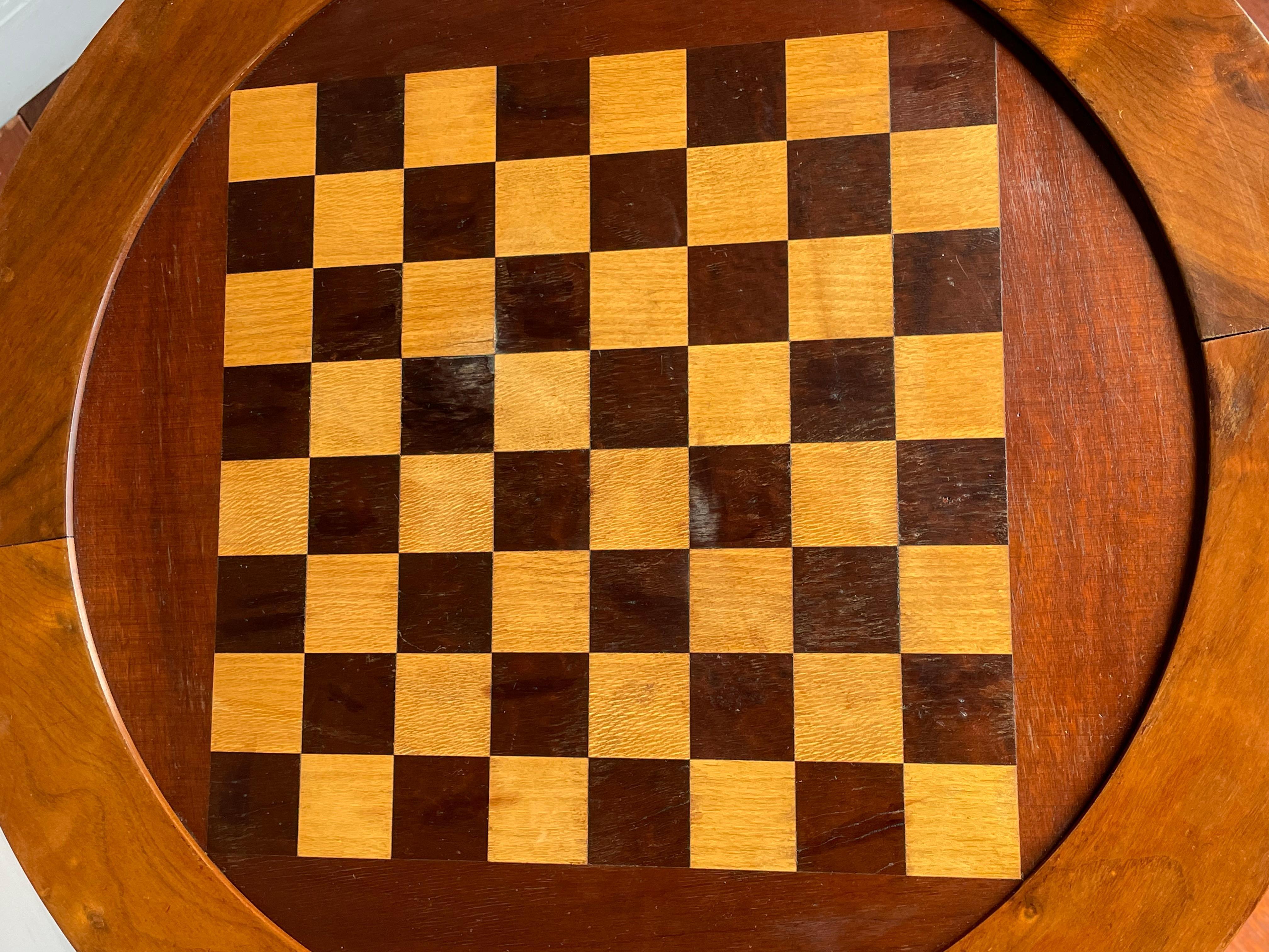Mid-Century Modern Chess Table of Wood with Stunning Tree Knots Pattern & Light For Sale 4