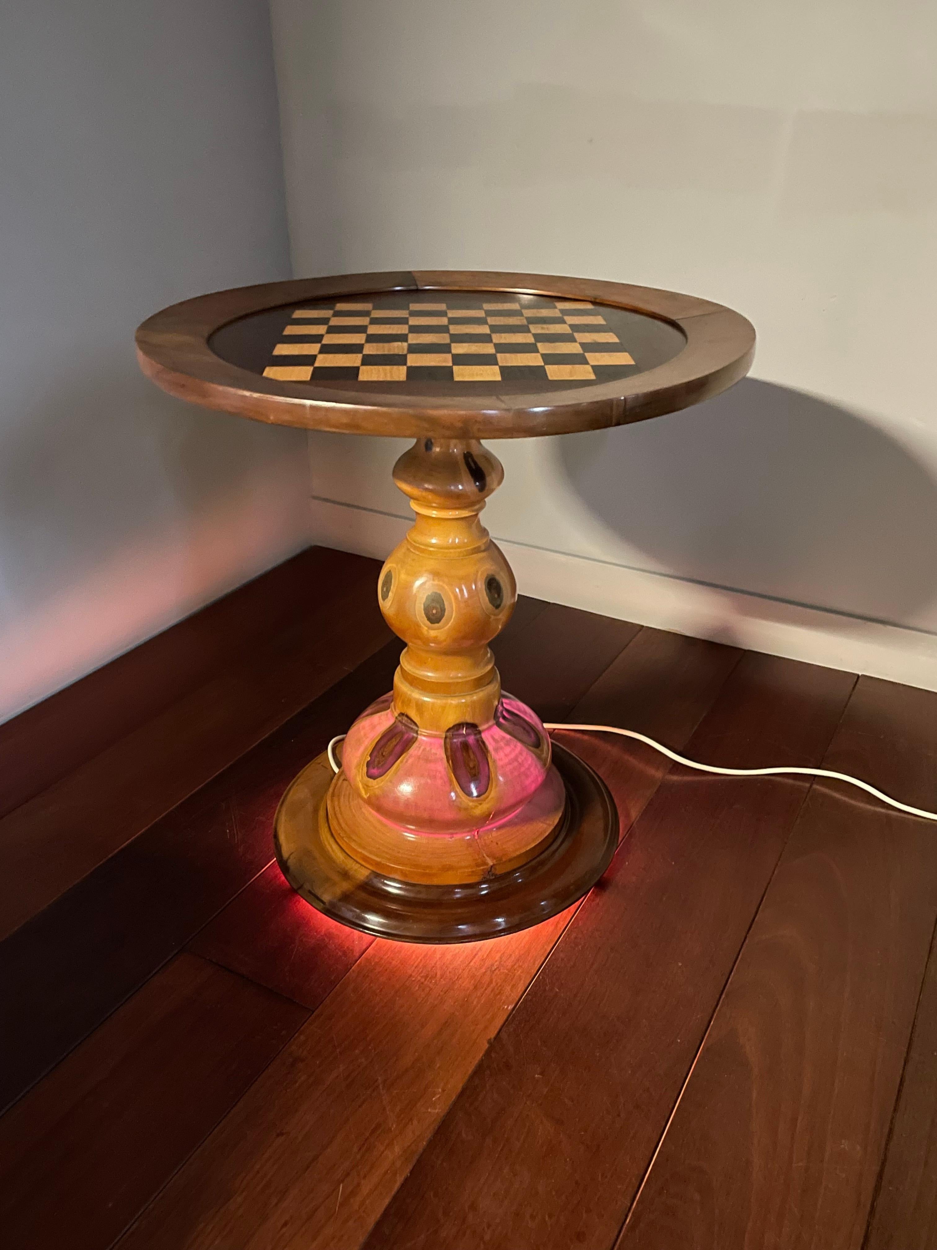 Mid-Century Modern Chess Table of Wood with Stunning Tree Knots Pattern & Light For Sale 8