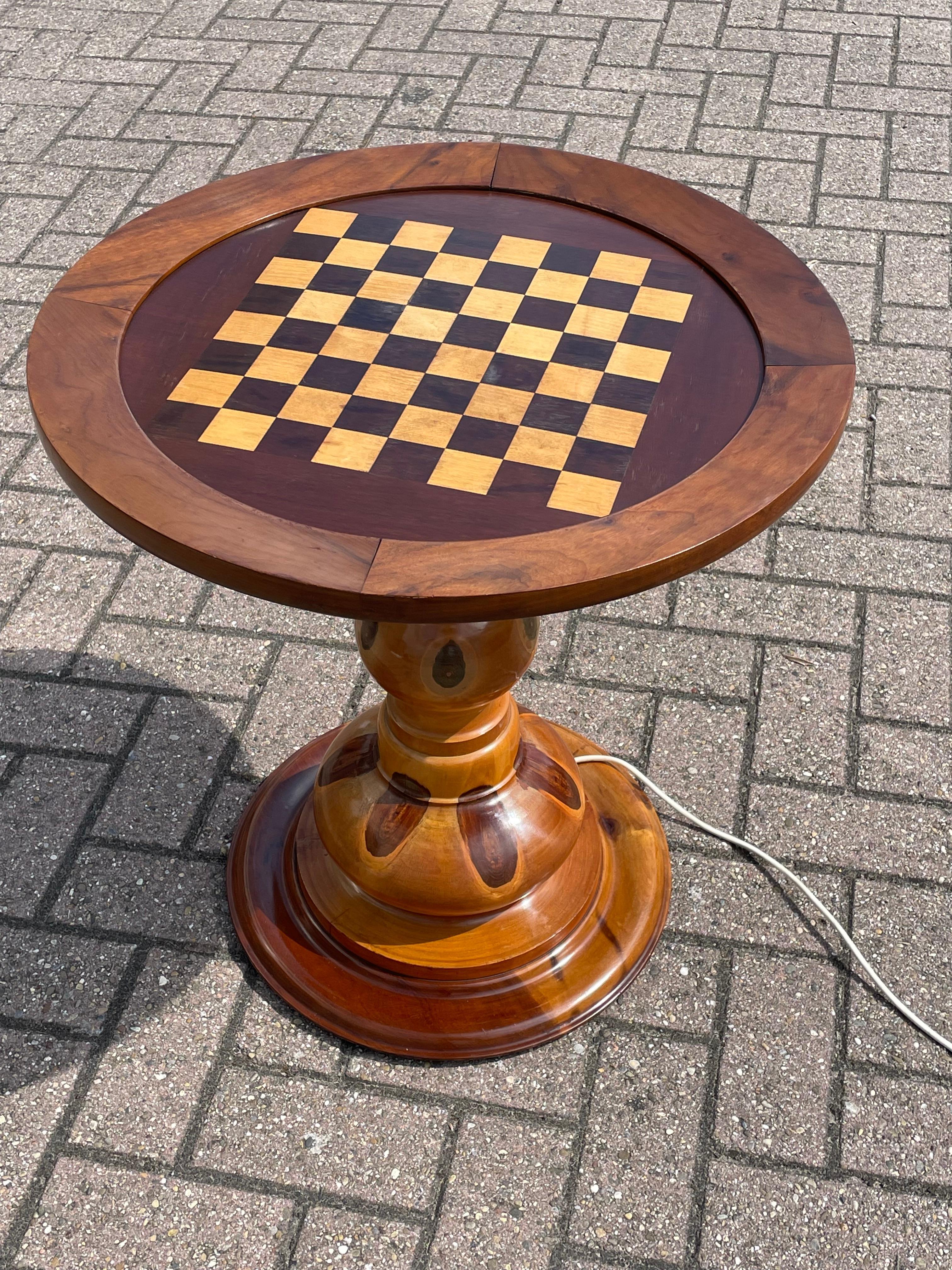 Mid-Century Modern Chess Table of Wood with Stunning Tree Knots Pattern & Light For Sale 9