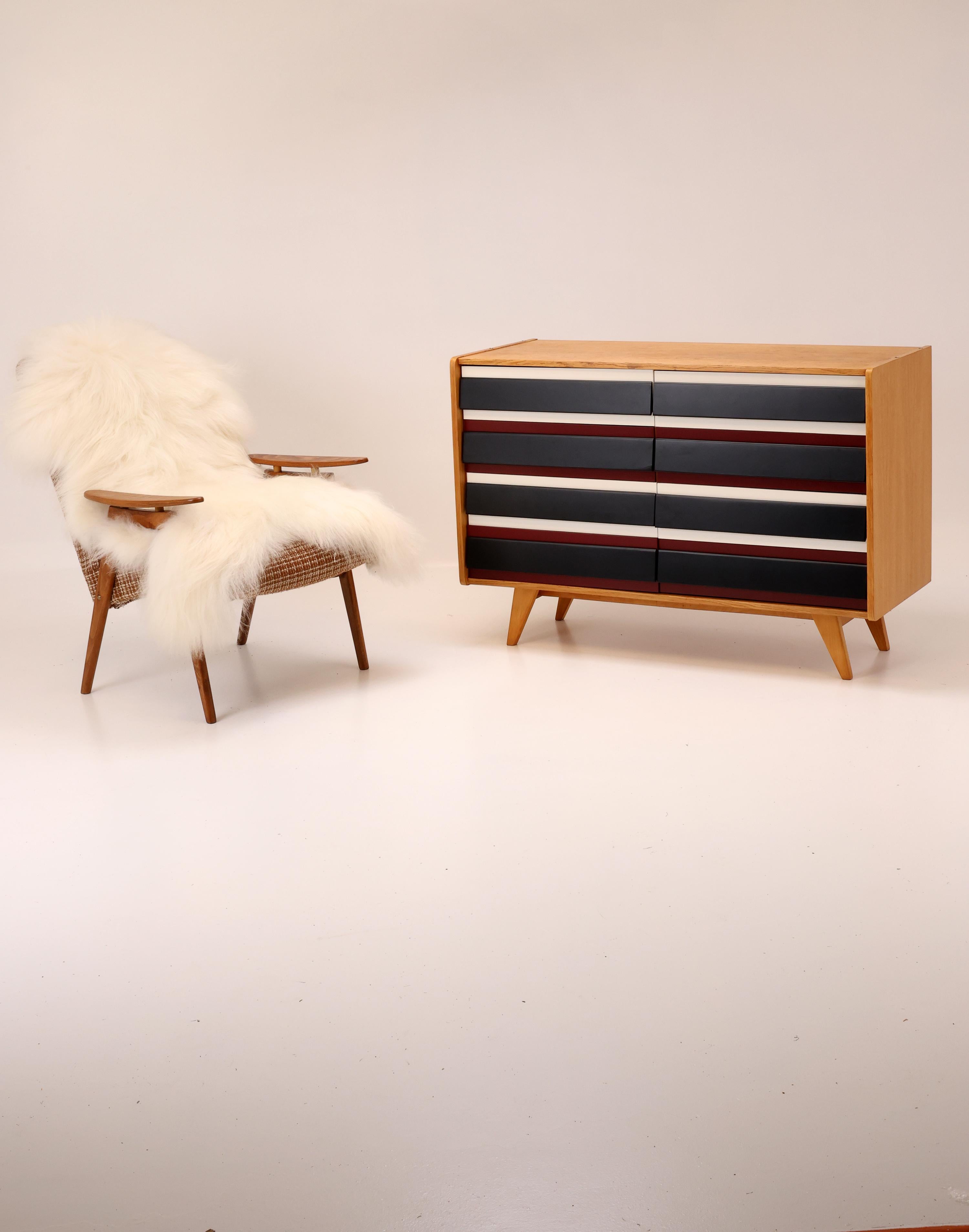 Cassettiera moderna di metà secolo, Cecoslovacchia, anni '60
Una straordinaria cassettiera moderna di metà secolo proveniente dalla Cecoslovacchia, risalente agli anni '60, che combina un design senza tempo con dettagli grafici e audaci. Il pezzo