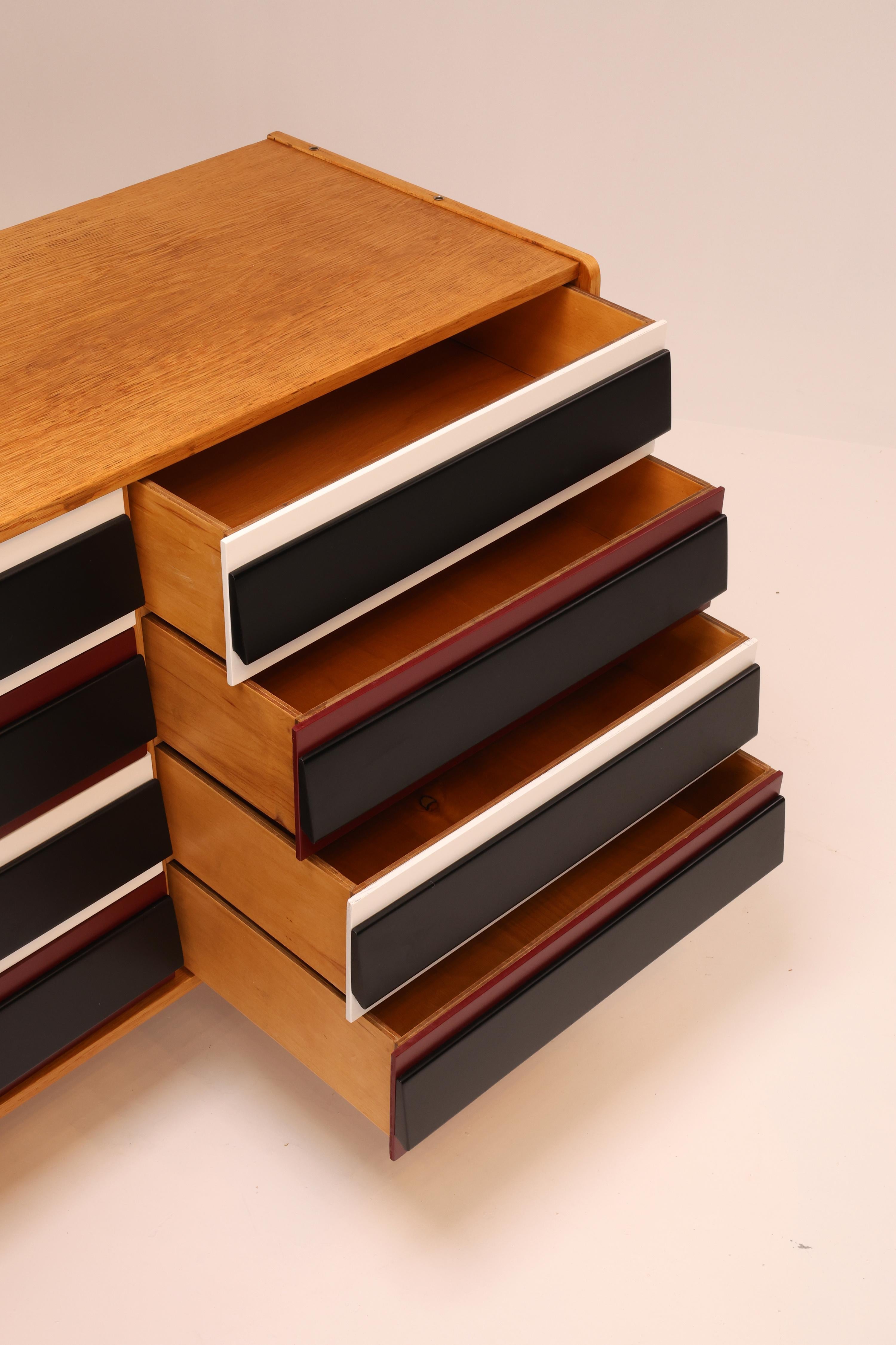 Laccato Cassettiera moderna di metà secolo, Cecoslovacchia, anni '60 in vendita