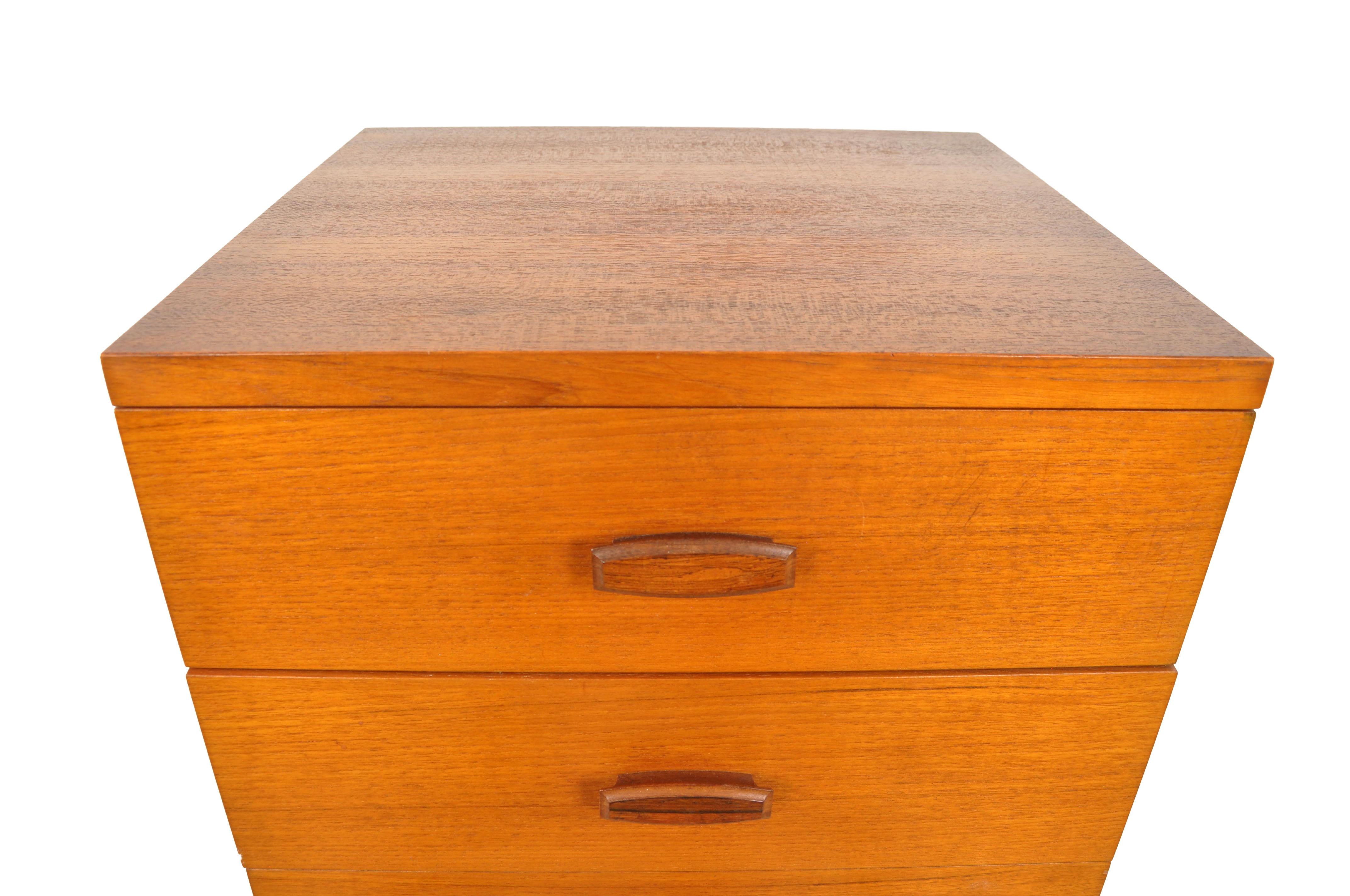 Mid-Century Modern chest of drawers dresser by G-Plan, England, circa 1965. Kofod Larson, designer.
Strong Danish modern influence, made in beautiful teak with hardwood handles. Super High Quality. This is an authentic Mid-Century Modern piece of