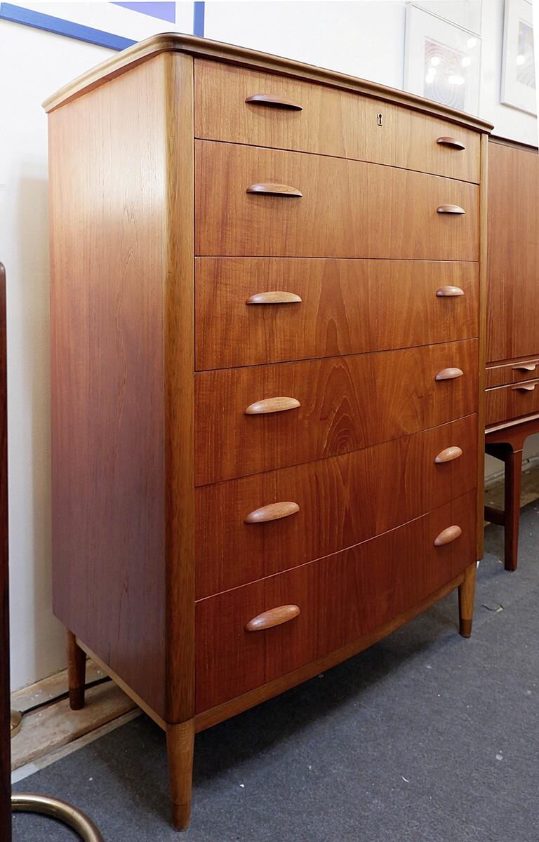 Mid-Century Modern Chest of Drawers 1