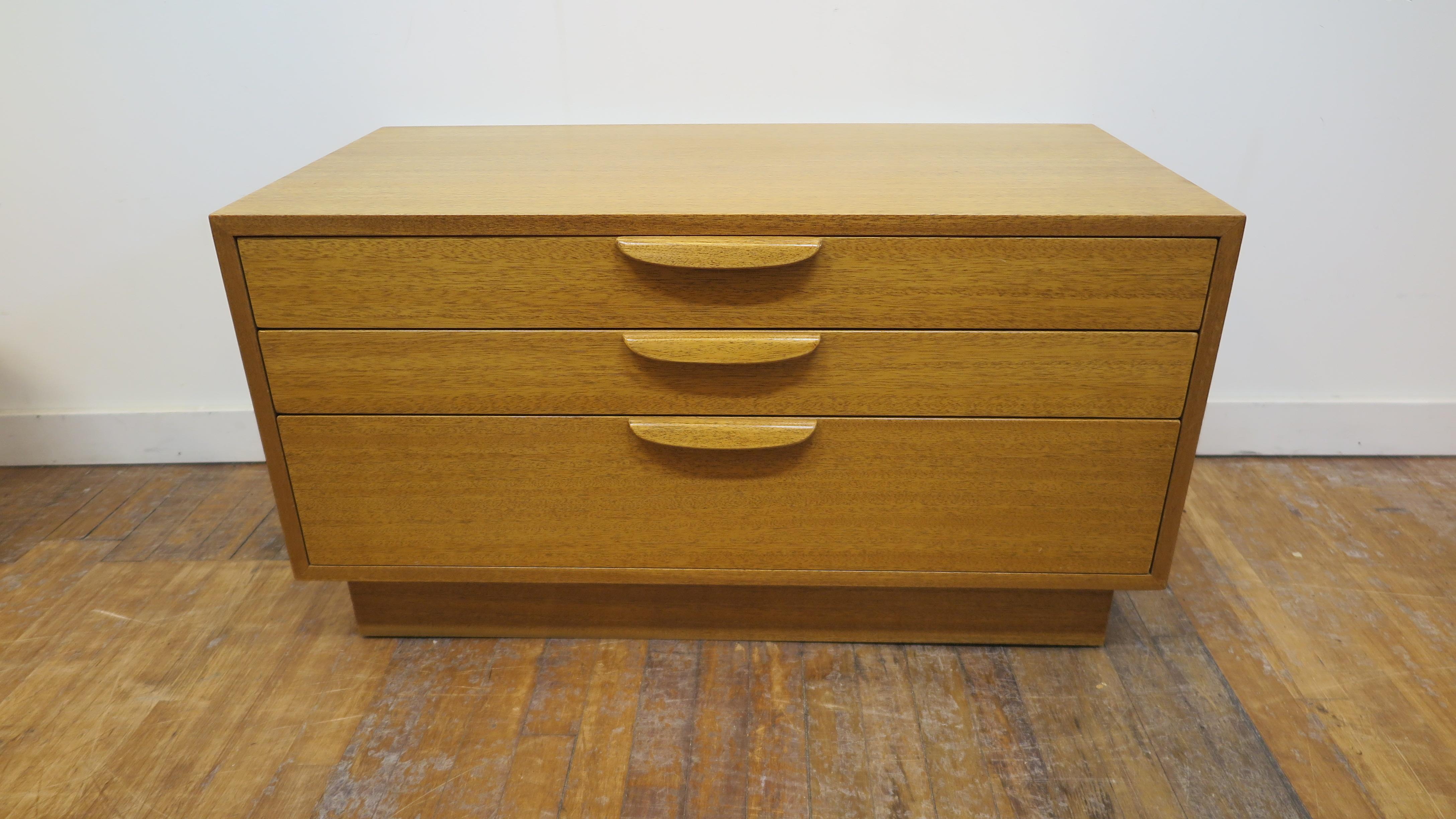 Mid-Century Modern Harvey Probber Chest of drawers. Low chest of drawers by Harvey Probber in bleached mahogany with three drawers set on plinth base. Top two drawers have white laminate bottom panel with oak sides, and lower drawer is all oak