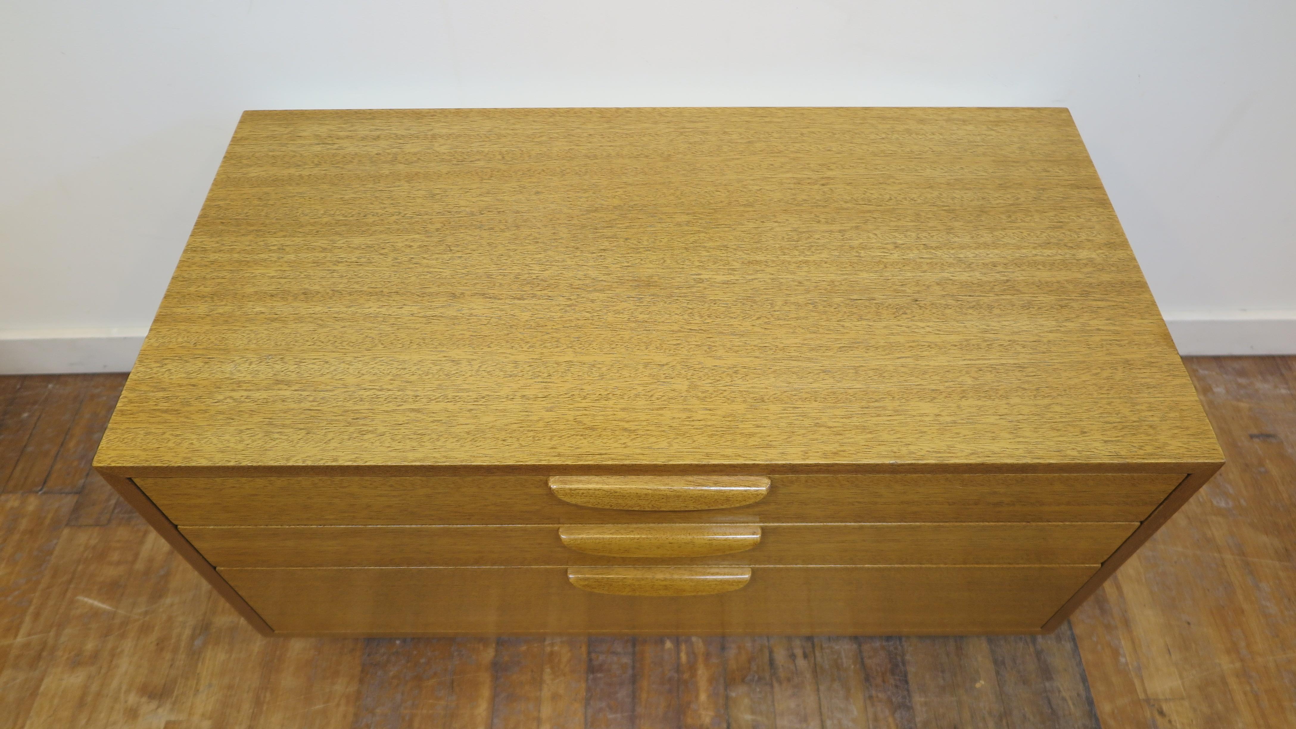 North American Mid-Century Modern Chest of Drawers Harvey Probber  For Sale