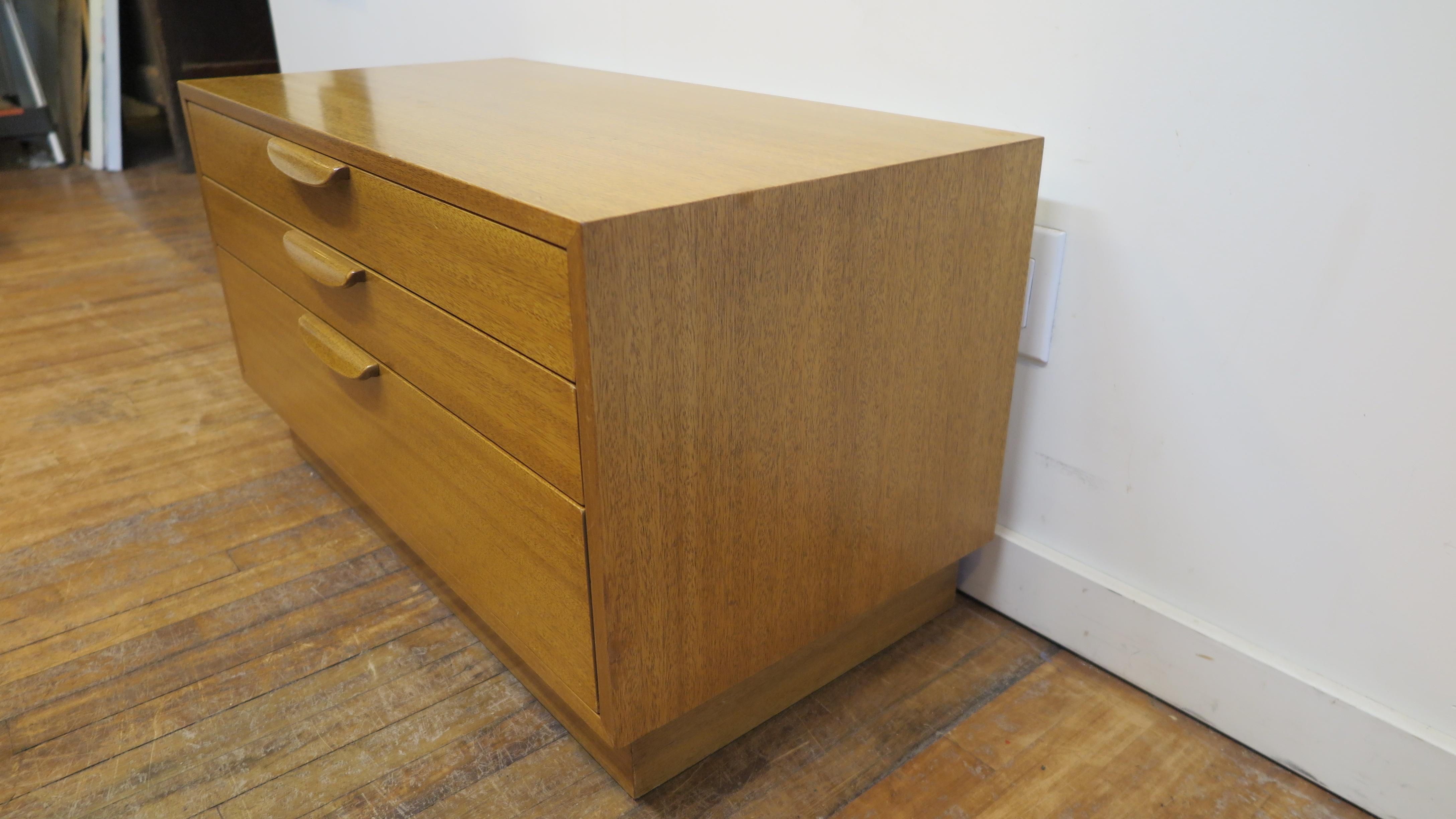 Mid-Century Modern Chest of Drawers Harvey Probber  In Good Condition For Sale In New York, NY