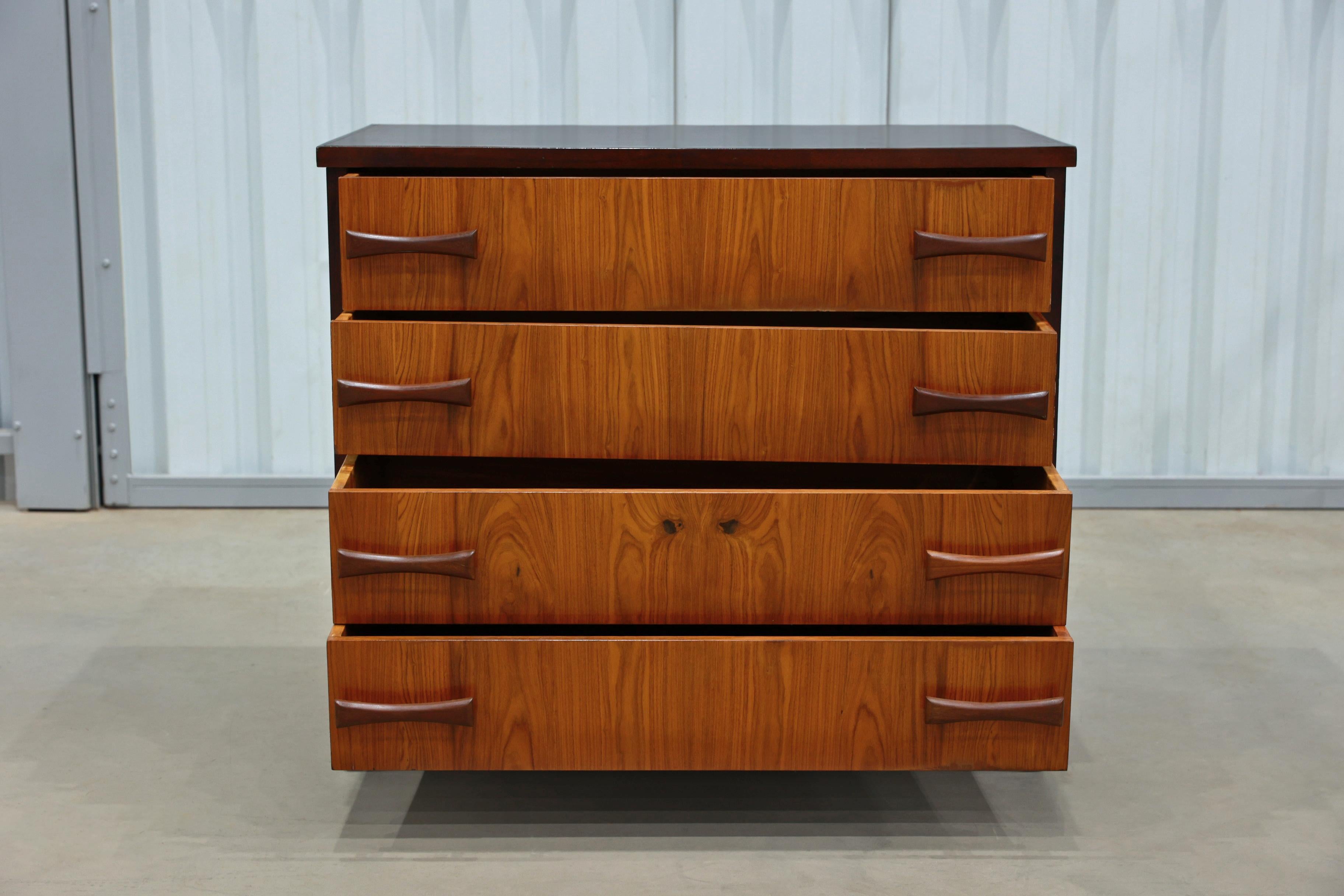 Mid-Century Modern Chest of Drawers in Caviuna wood, Unknown, c. 1950 In Good Condition For Sale In New York, NY