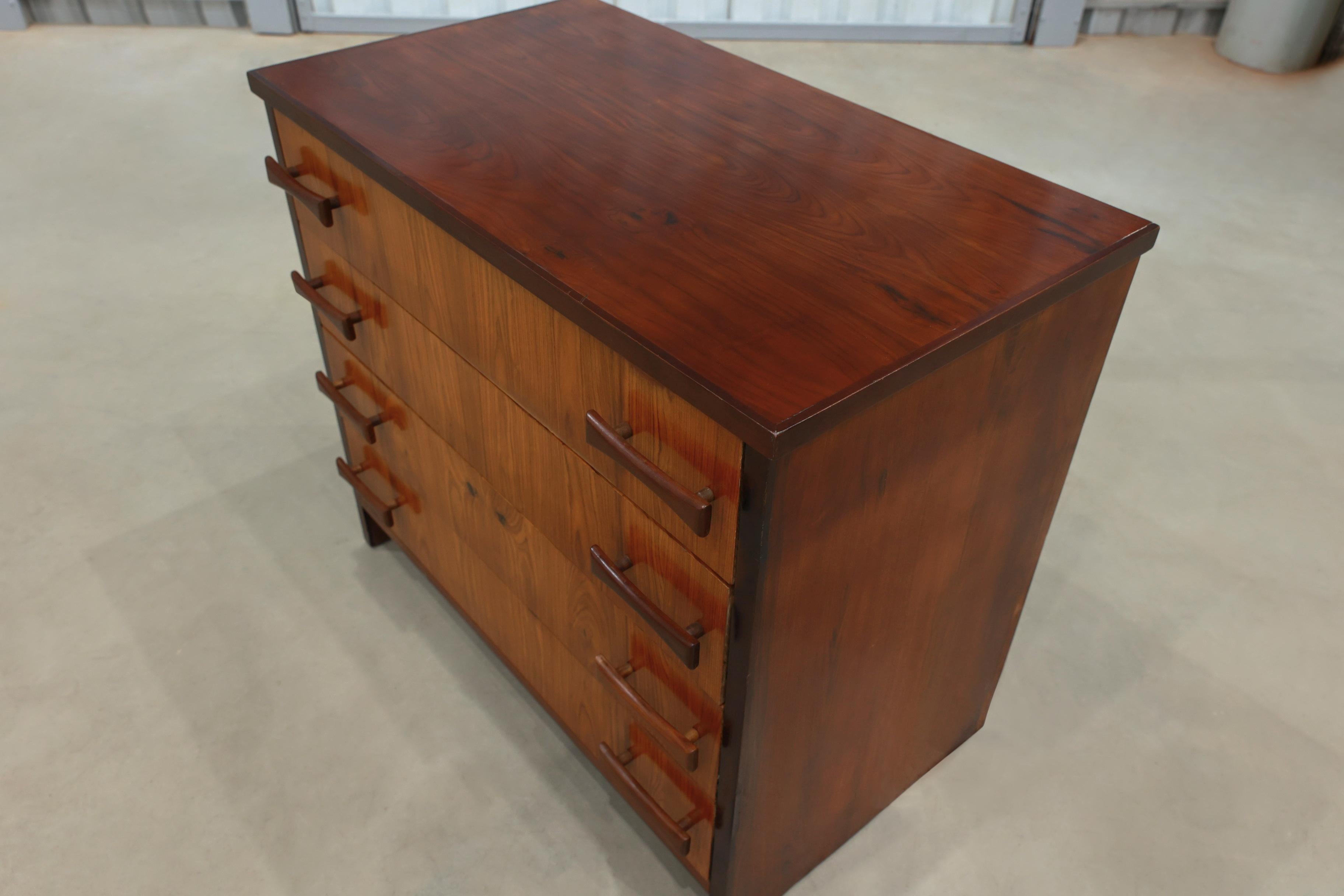 Mid-Century Modern Chest of Drawers in Caviuna wood, Unknown, c. 1950 For Sale 1
