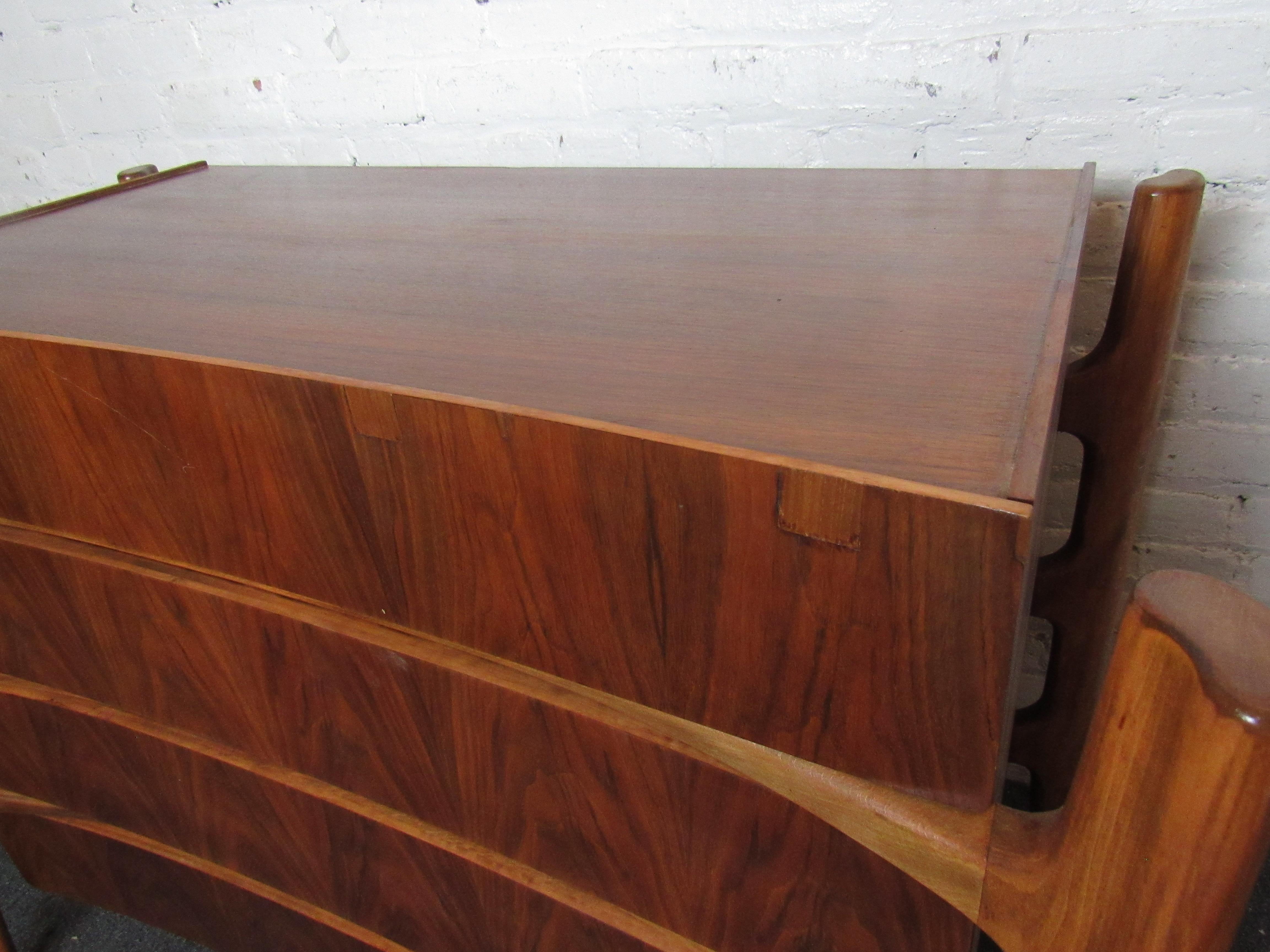 Mid-Century Modern Chest of Drawers in the Style of William Hinn For Sale 5