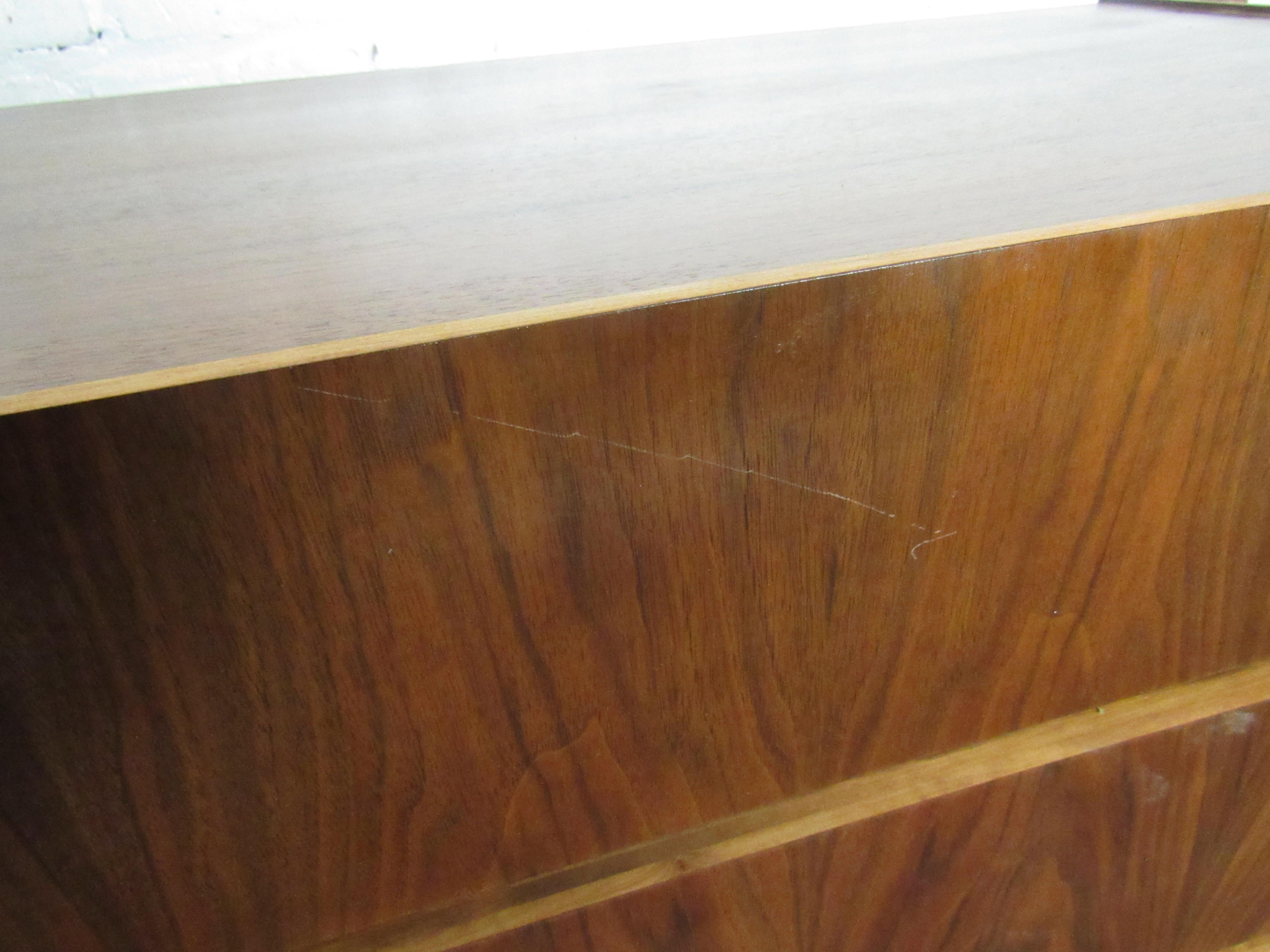 Mid-Century Modern Chest of Drawers in the Style of William Hinn For Sale 8