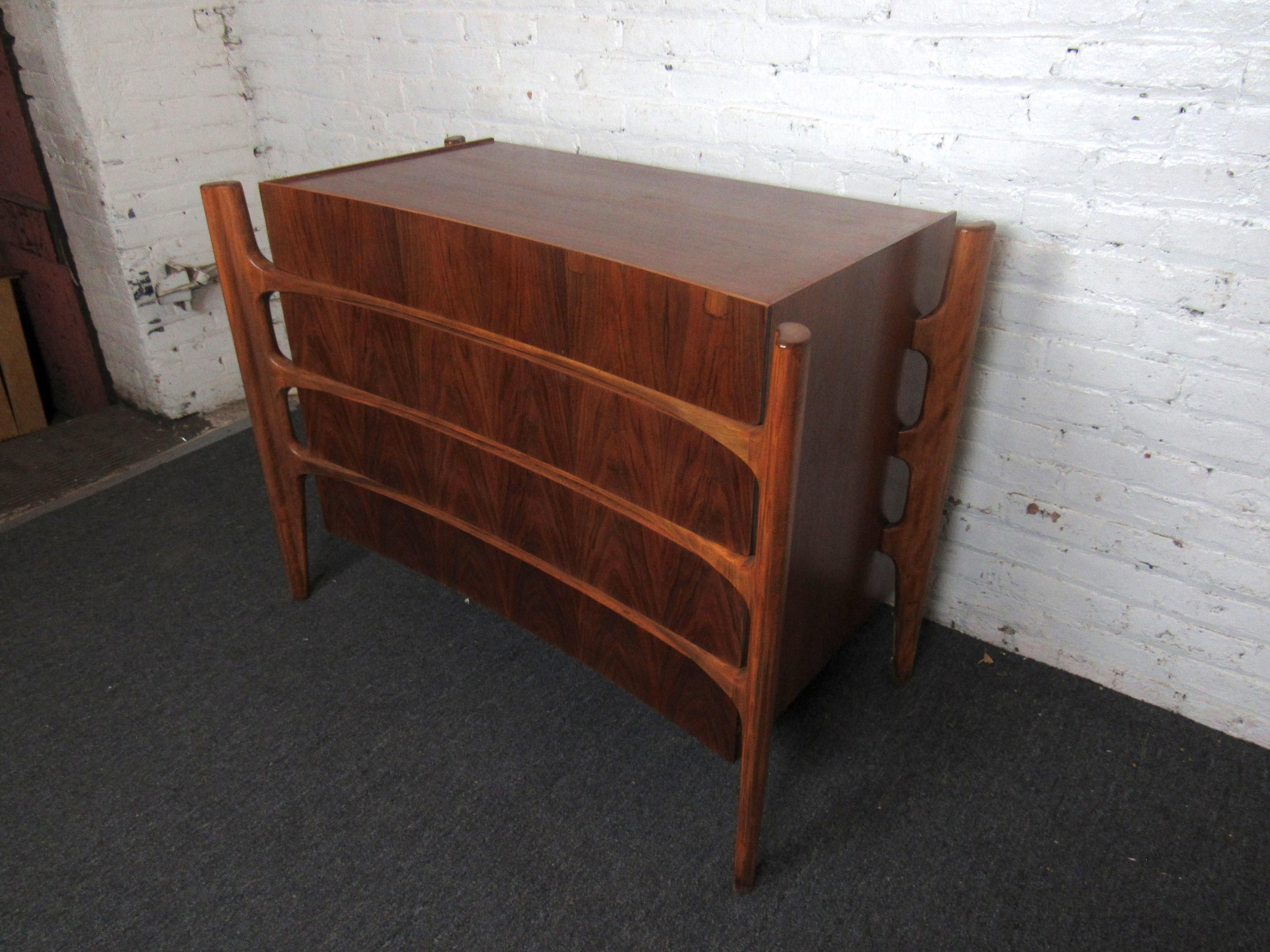 Mid-Century Modern Chest of Drawers in the Style of William Hinn In Good Condition For Sale In Brooklyn, NY
