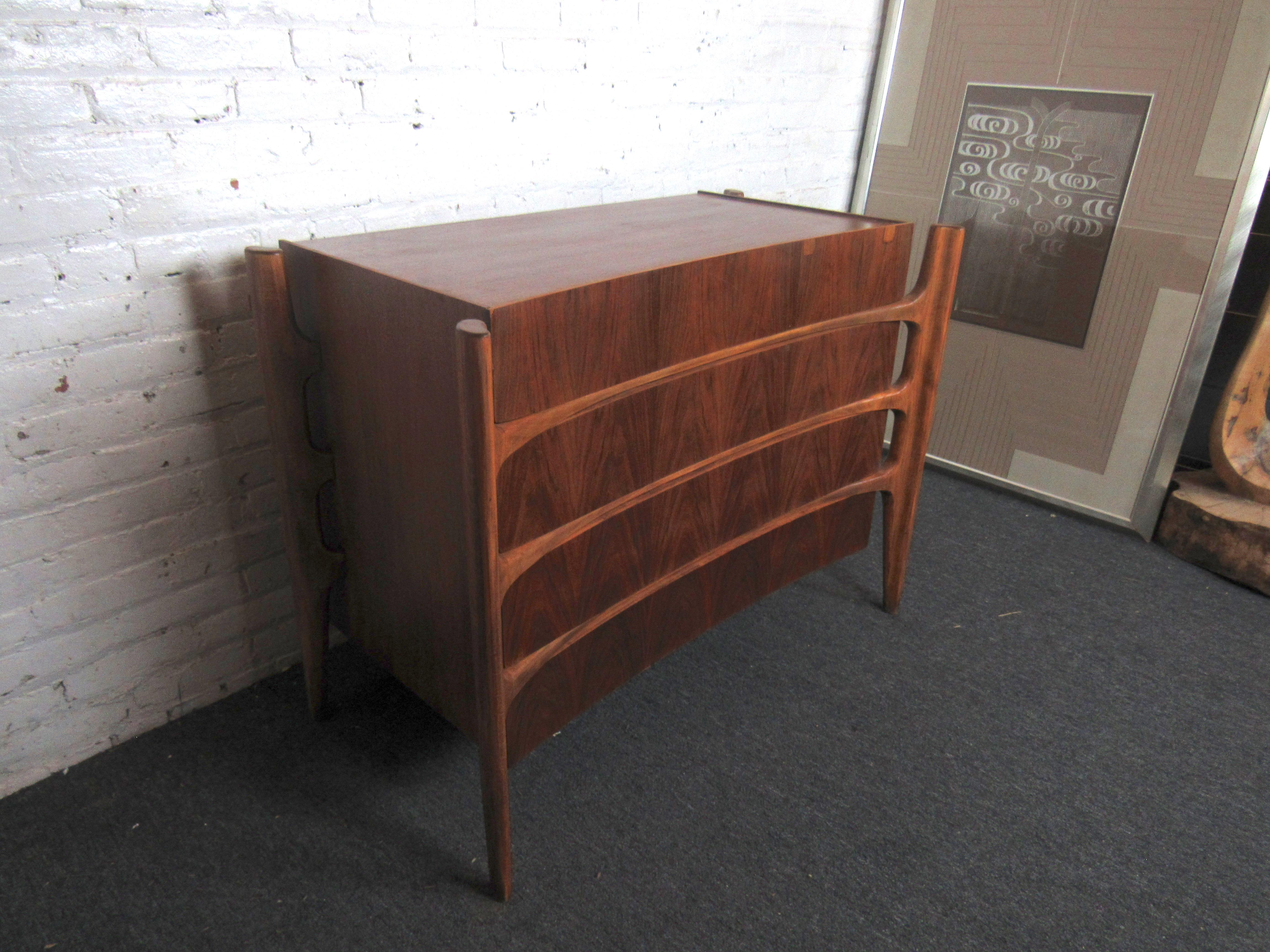 20th Century Mid-Century Modern Chest of Drawers in the Style of William Hinn For Sale