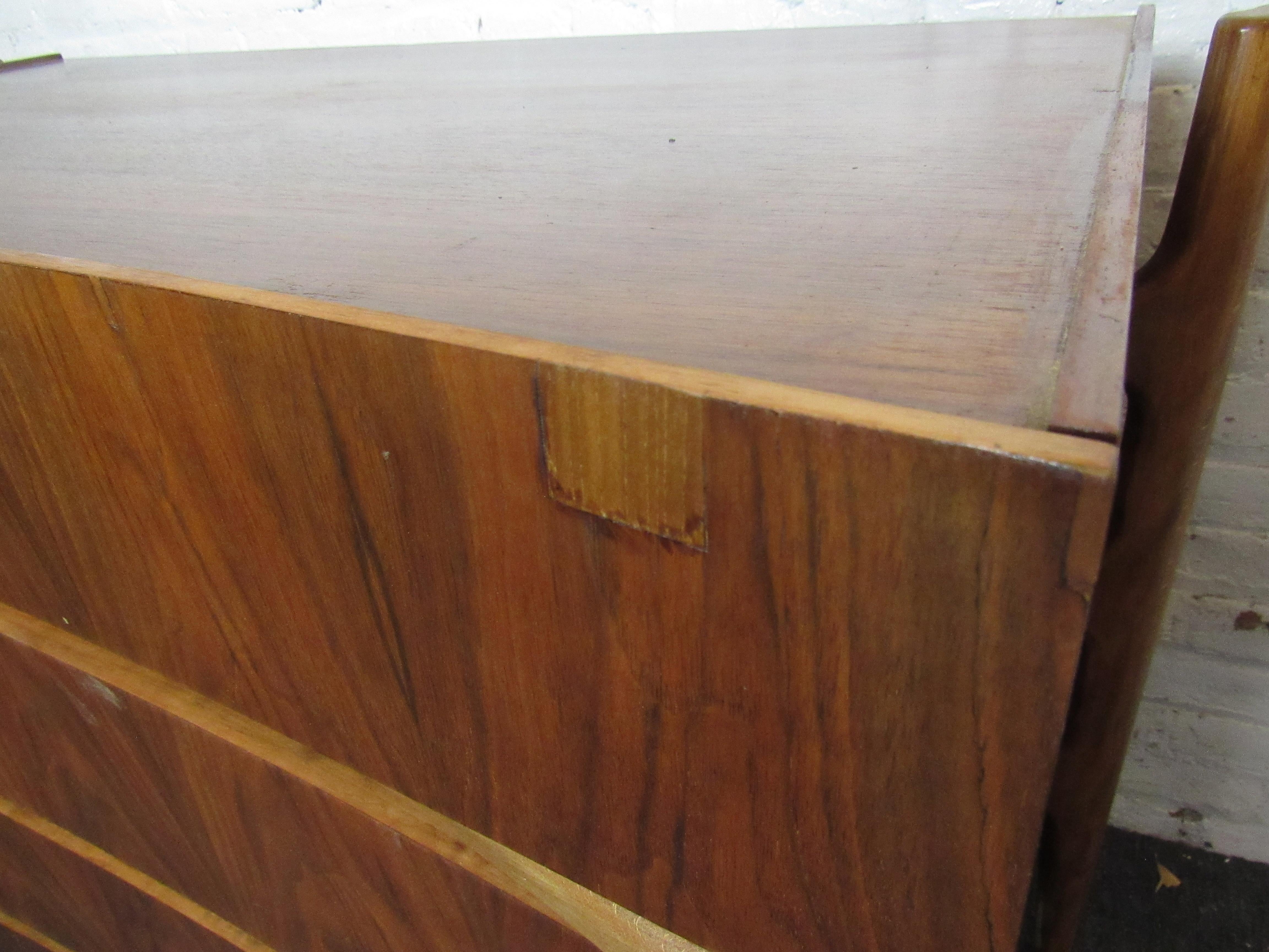 Mid-Century Modern Chest of Drawers in the Style of William Hinn For Sale 3