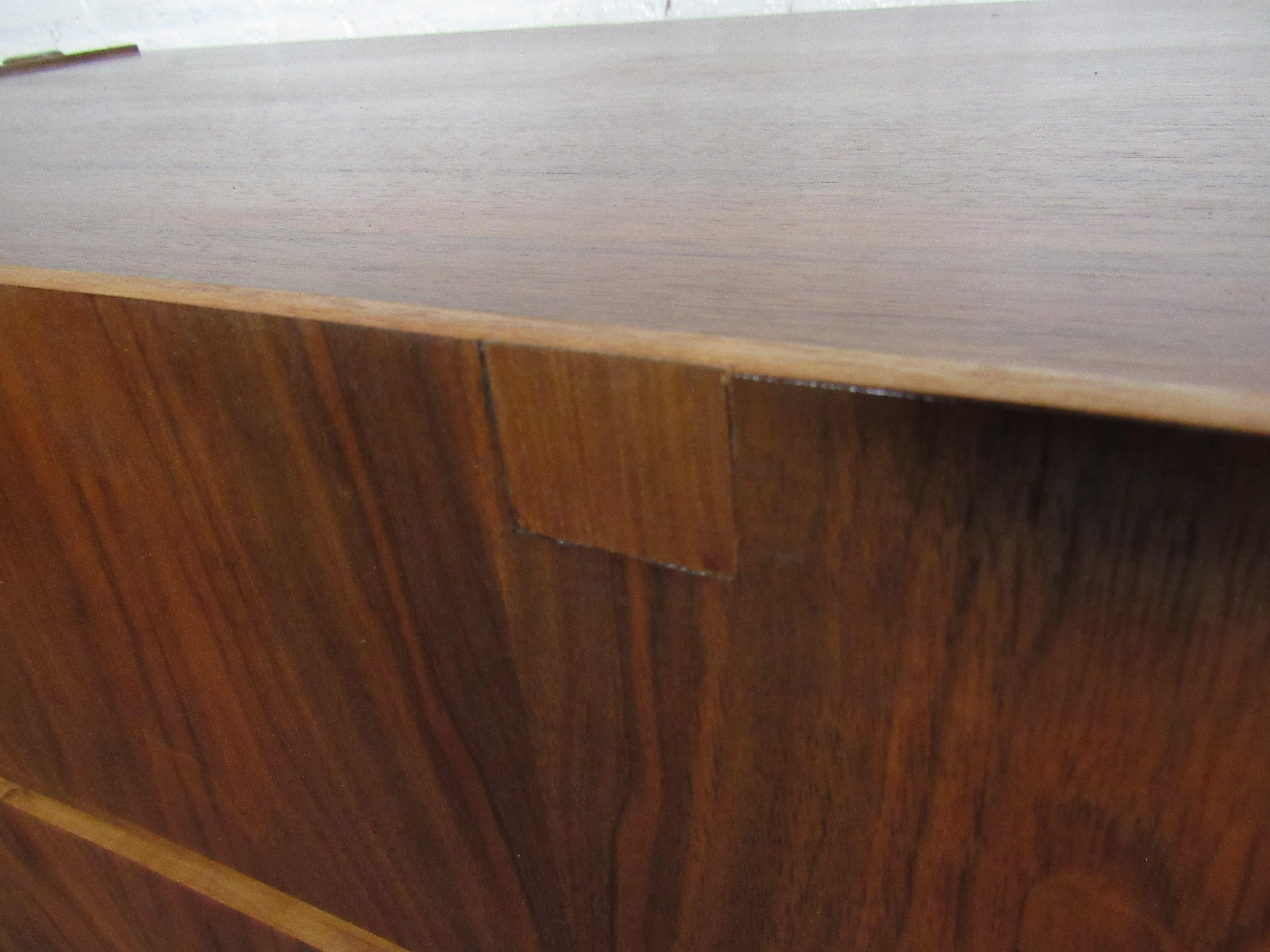 Mid-Century Modern Chest of Drawers in the Style of William Hinn For Sale 4