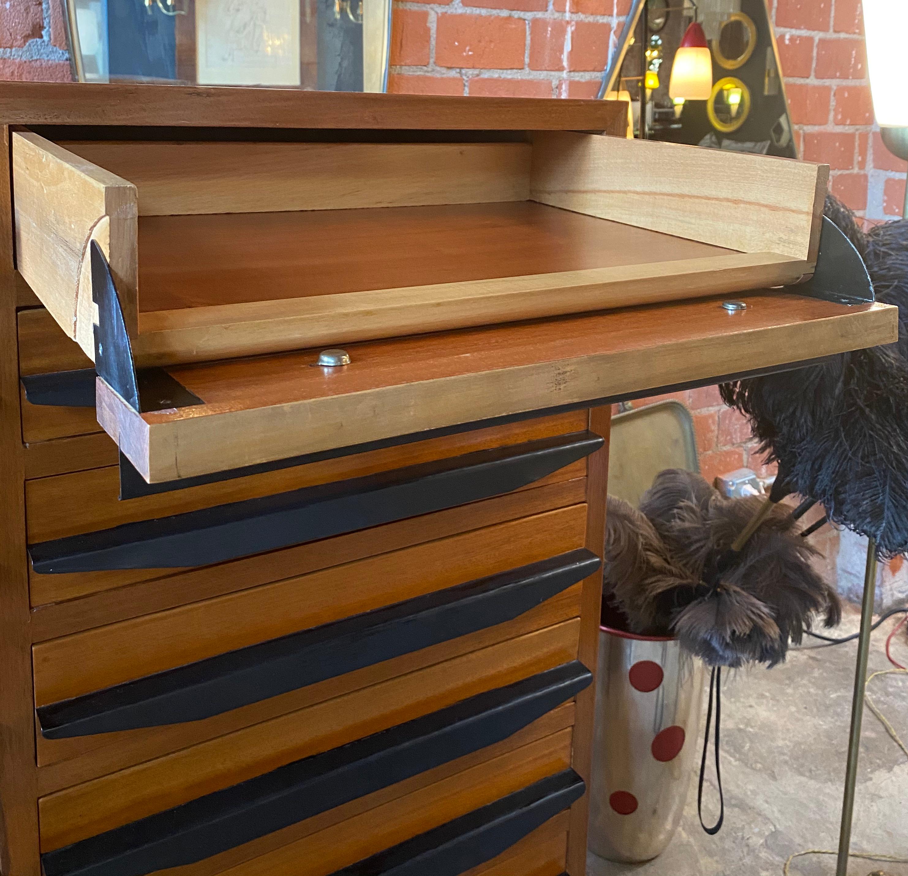 Mid-Century Modern Chest of Drawers Italian Manufacture, 1950s In Excellent Condition In Los Angeles, CA