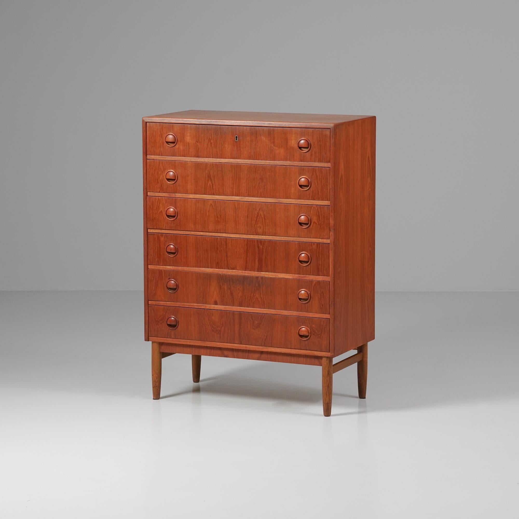 Mid-Century Modern chest of drawers, designed by Kai Kristiansen, Denmark, 1960s. Teak with oak legs. Quality craftmanship. Good vintage condition, minor patina consistent with age and use. 
