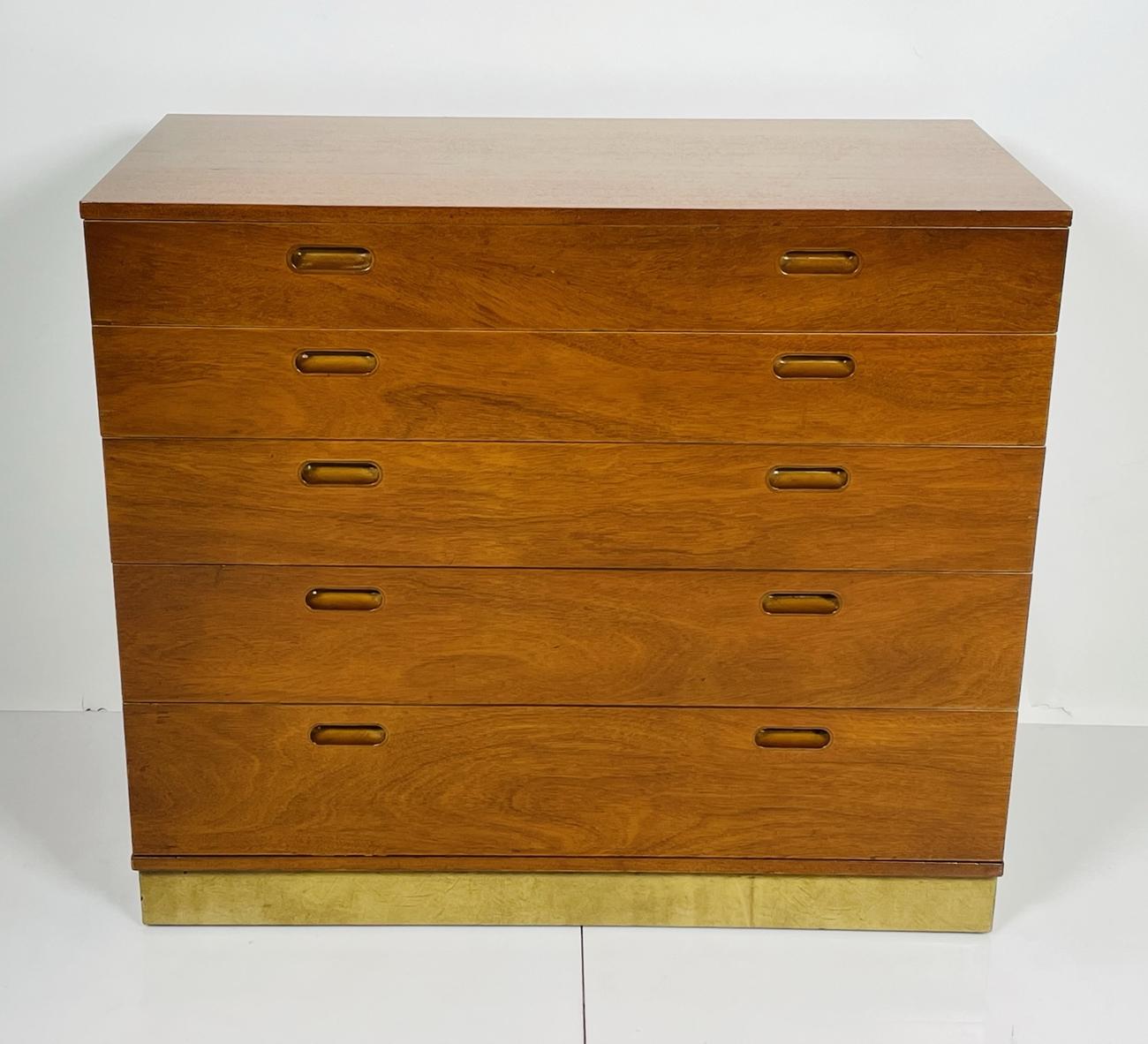 Vintage-Kommode, entworfen von Edward Wormley für Dunbar.
Der Schrank hat 4 Schubladen und die oberste Schublade lässt sich ausziehen und zusammenklappen und kann als Sekretär verwendet werden, die Rückseite der Schublade hat kleine Fächer für