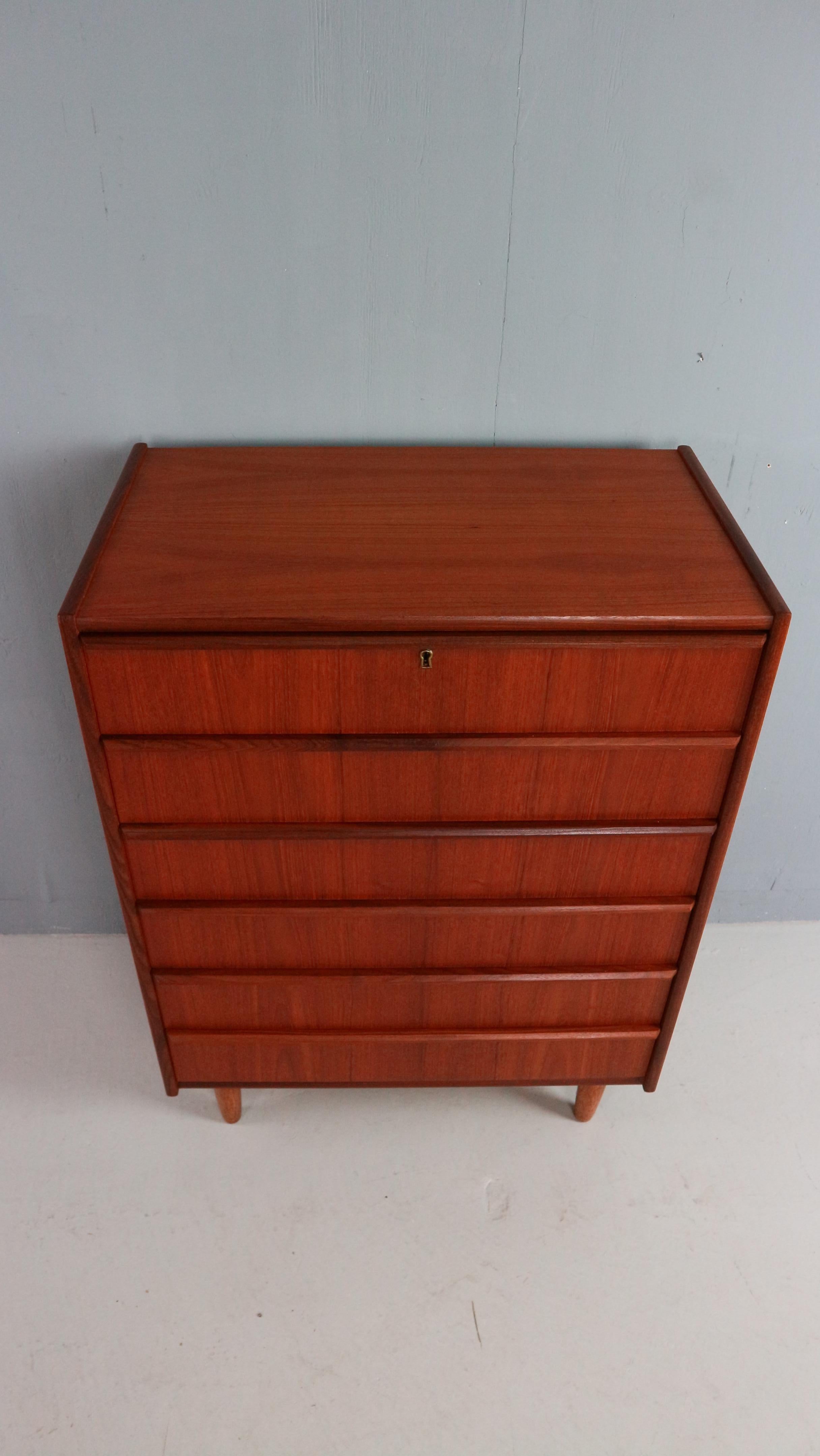 Mid-Century moderno Cassettiera moderna di metà secolo con sei cassetti, Tallboy in teak, Danimarca anni '60 in vendita