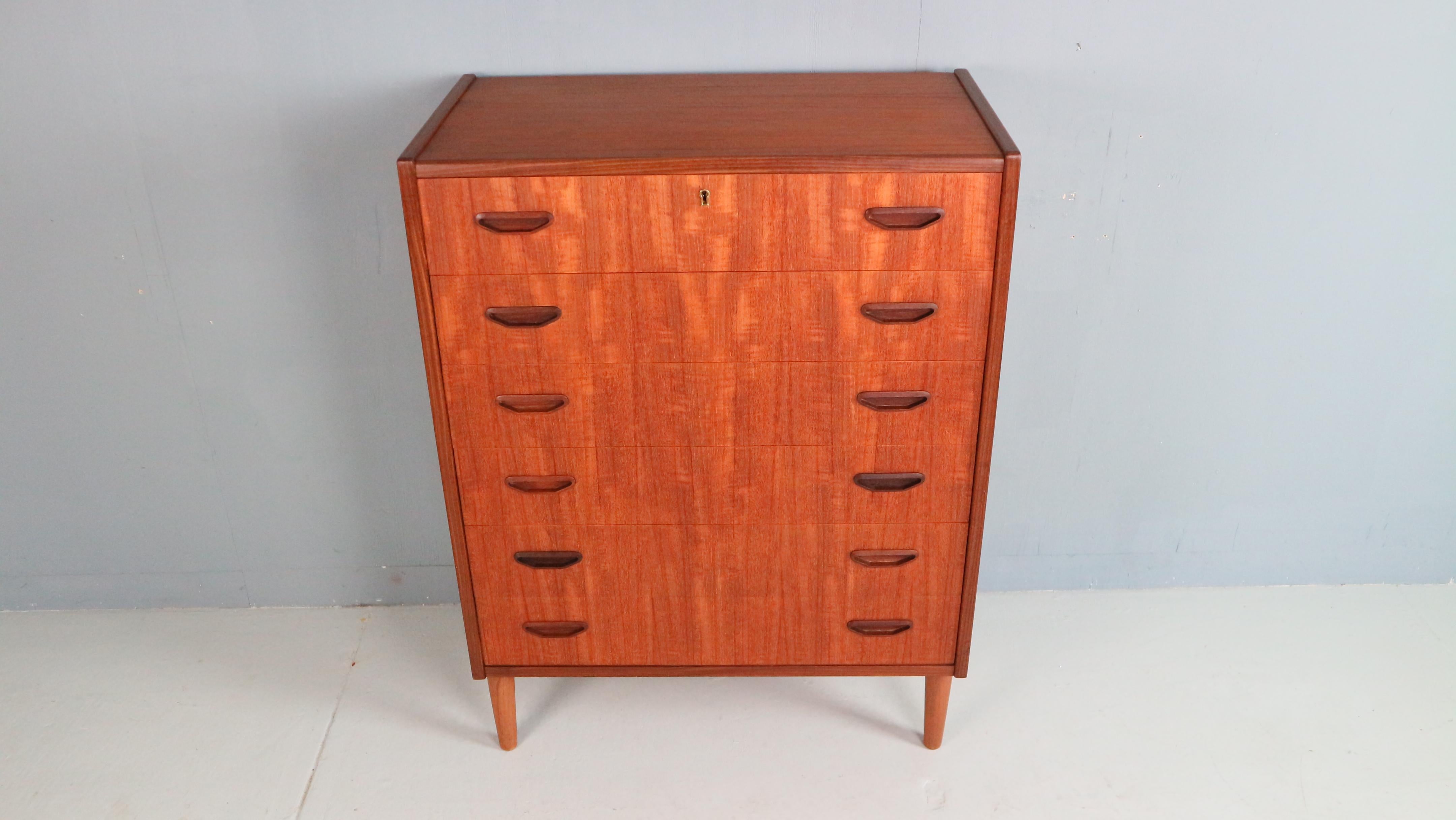 Mid-Century moderno Cassettiera moderna di metà secolo con sei cassetti, Tallboy in teak, Danimarca anni '60 in vendita