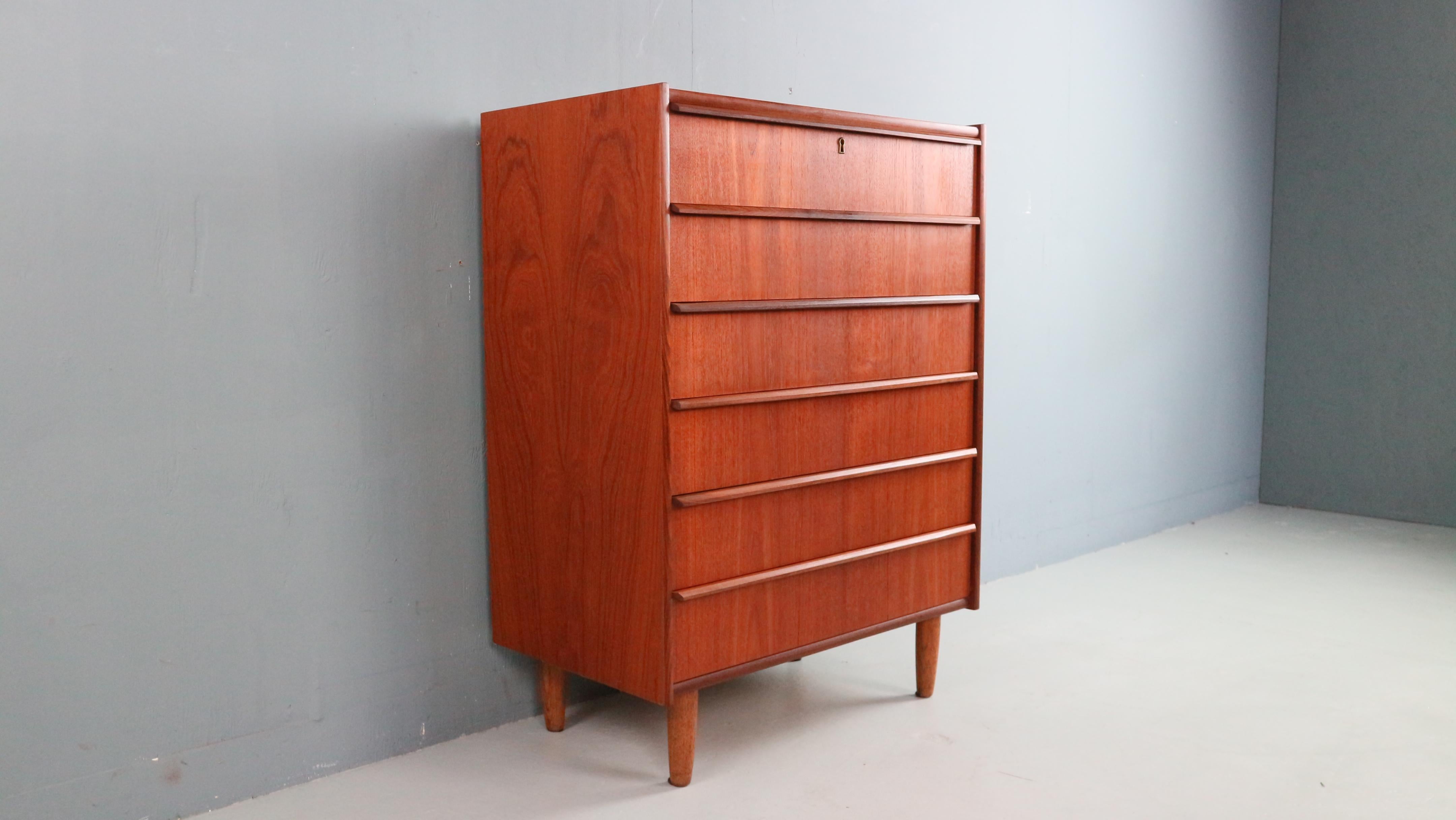 Danese Cassettiera moderna di metà secolo con sei cassetti, Tallboy in teak, Danimarca anni '60 in vendita