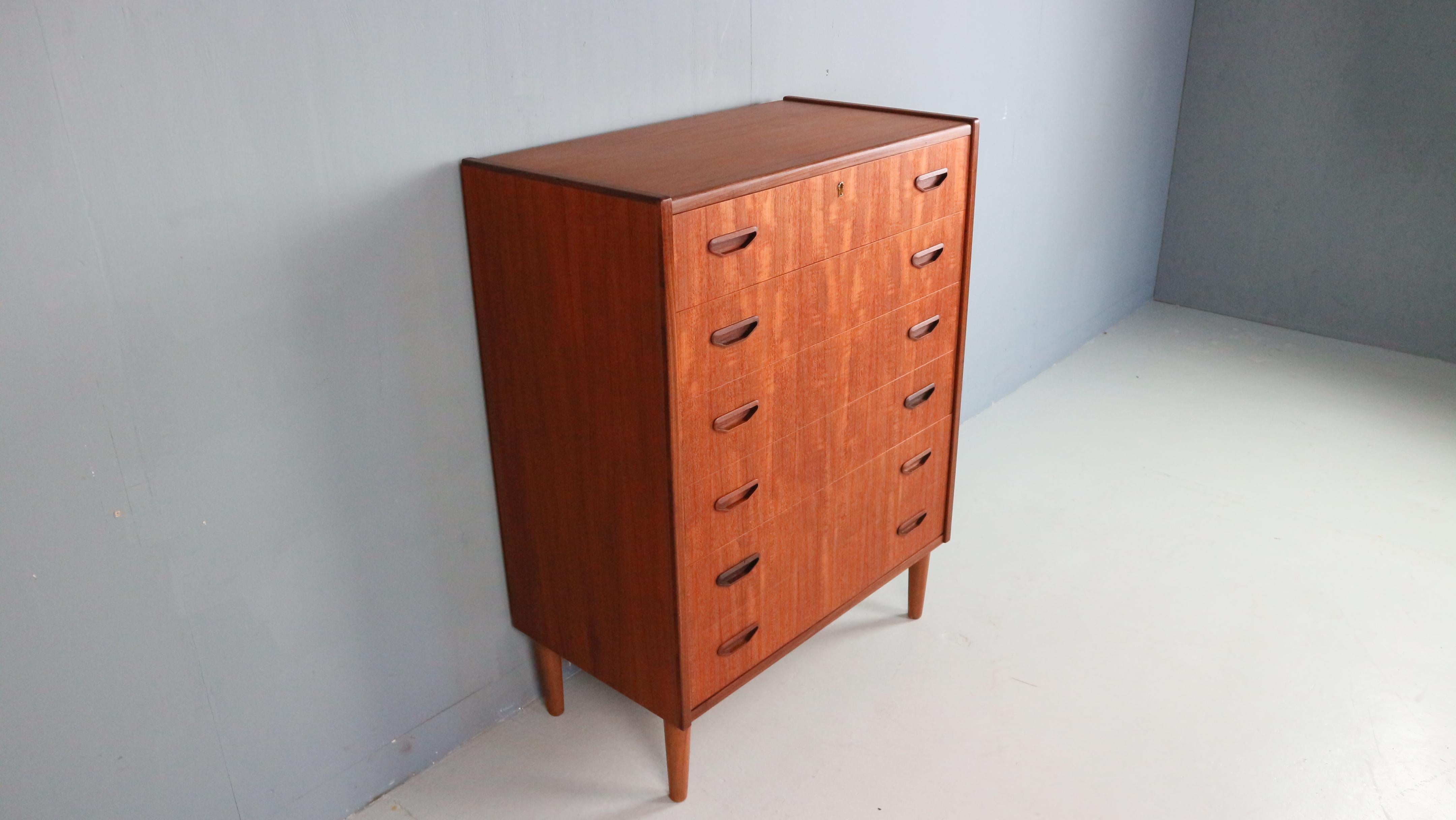 Danese Cassettiera moderna di metà secolo con sei cassetti, Tallboy in teak, Danimarca anni '60 in vendita