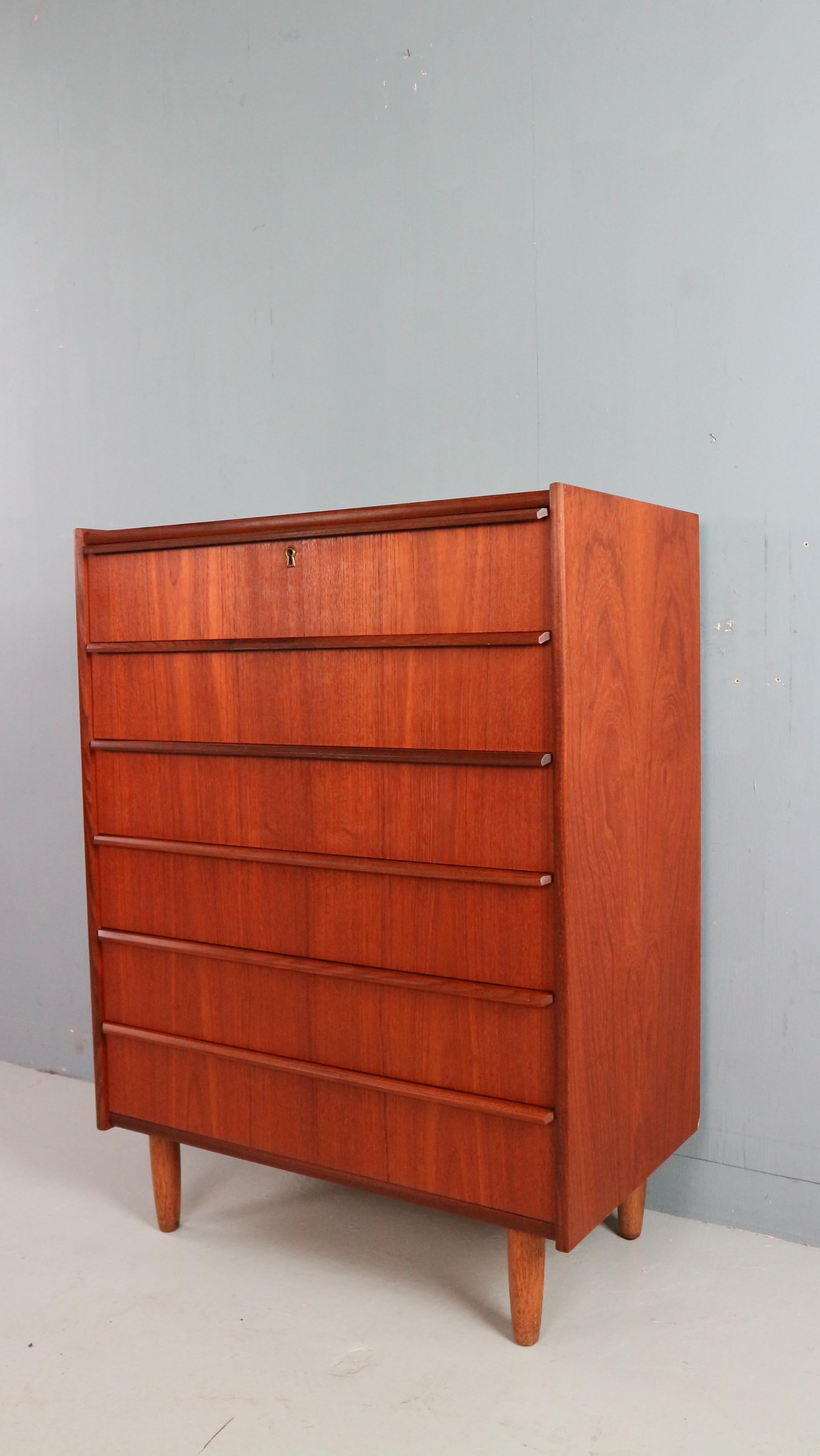 Cassettiera moderna di metà secolo con sei cassetti, Tallboy in teak, Danimarca anni '60 In condizioni buone in vendita a The Hague, NL