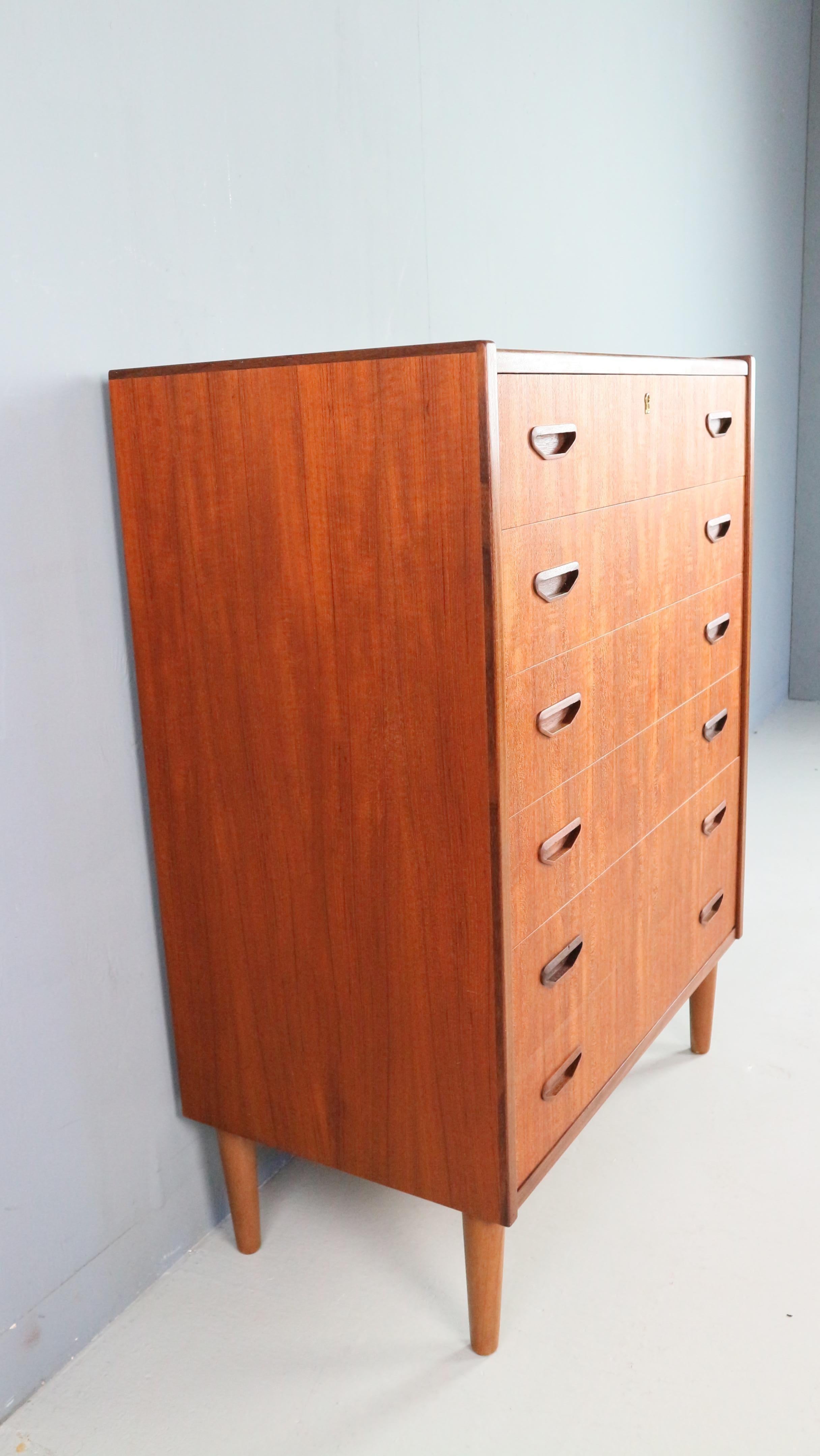 Cassettiera moderna di metà secolo con sei cassetti, Tallboy in teak, Danimarca anni '60 In condizioni buone in vendita a The Hague, NL