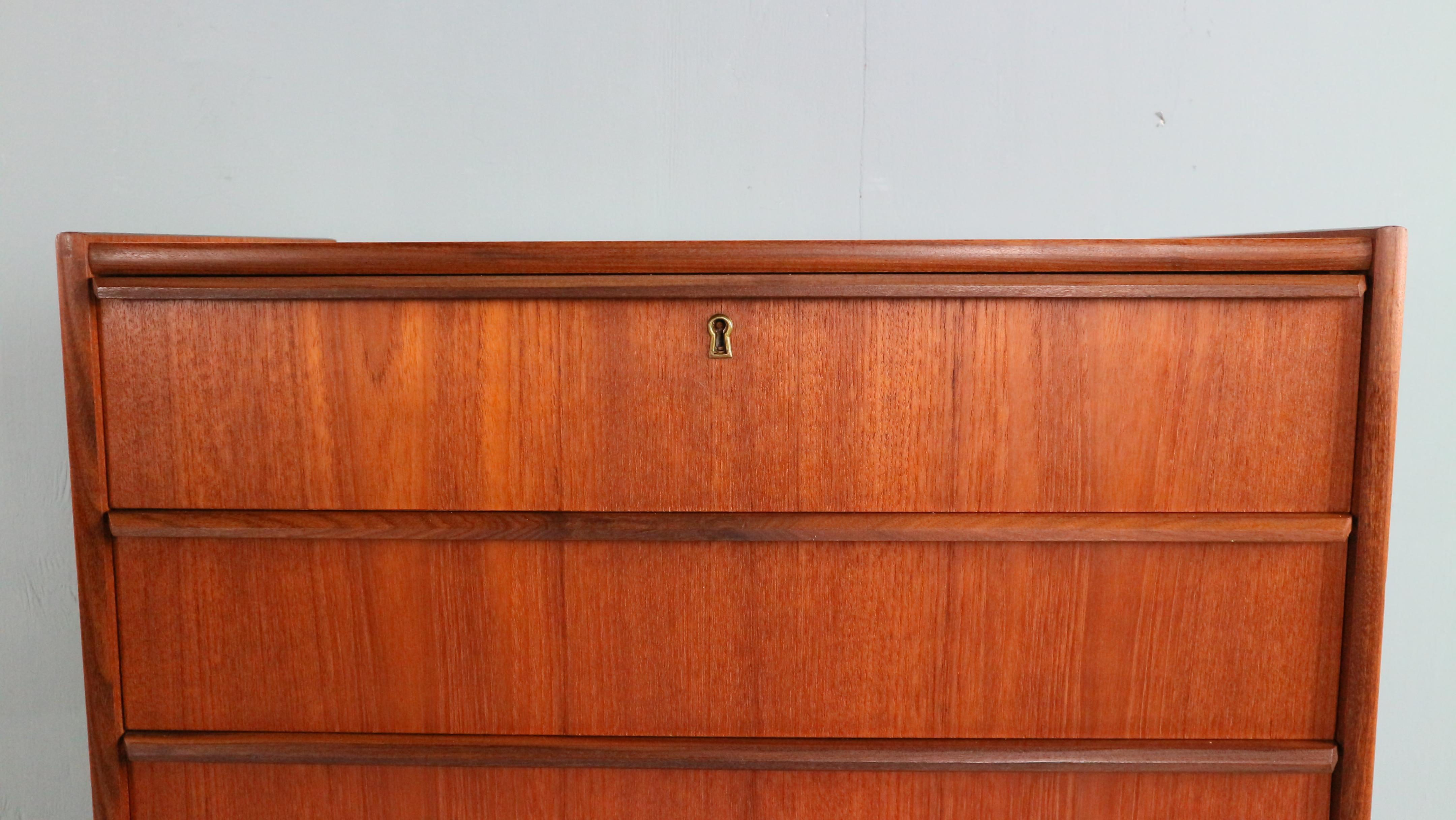 Metà XX secolo Cassettiera moderna di metà secolo con sei cassetti, Tallboy in teak, Danimarca anni '60 in vendita
