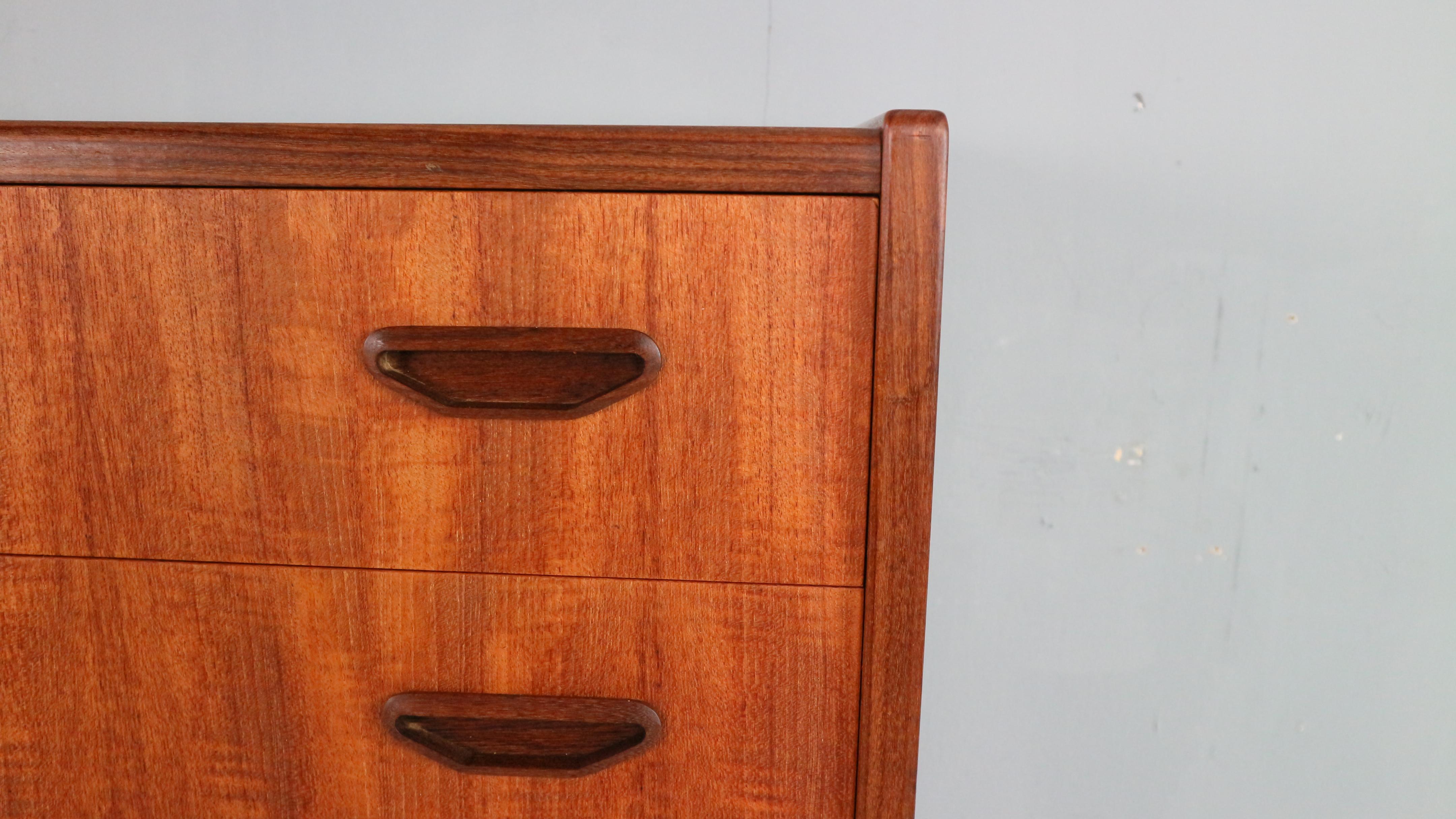 Metà XX secolo Cassettiera moderna di metà secolo con sei cassetti, Tallboy in teak, Danimarca anni '60 in vendita