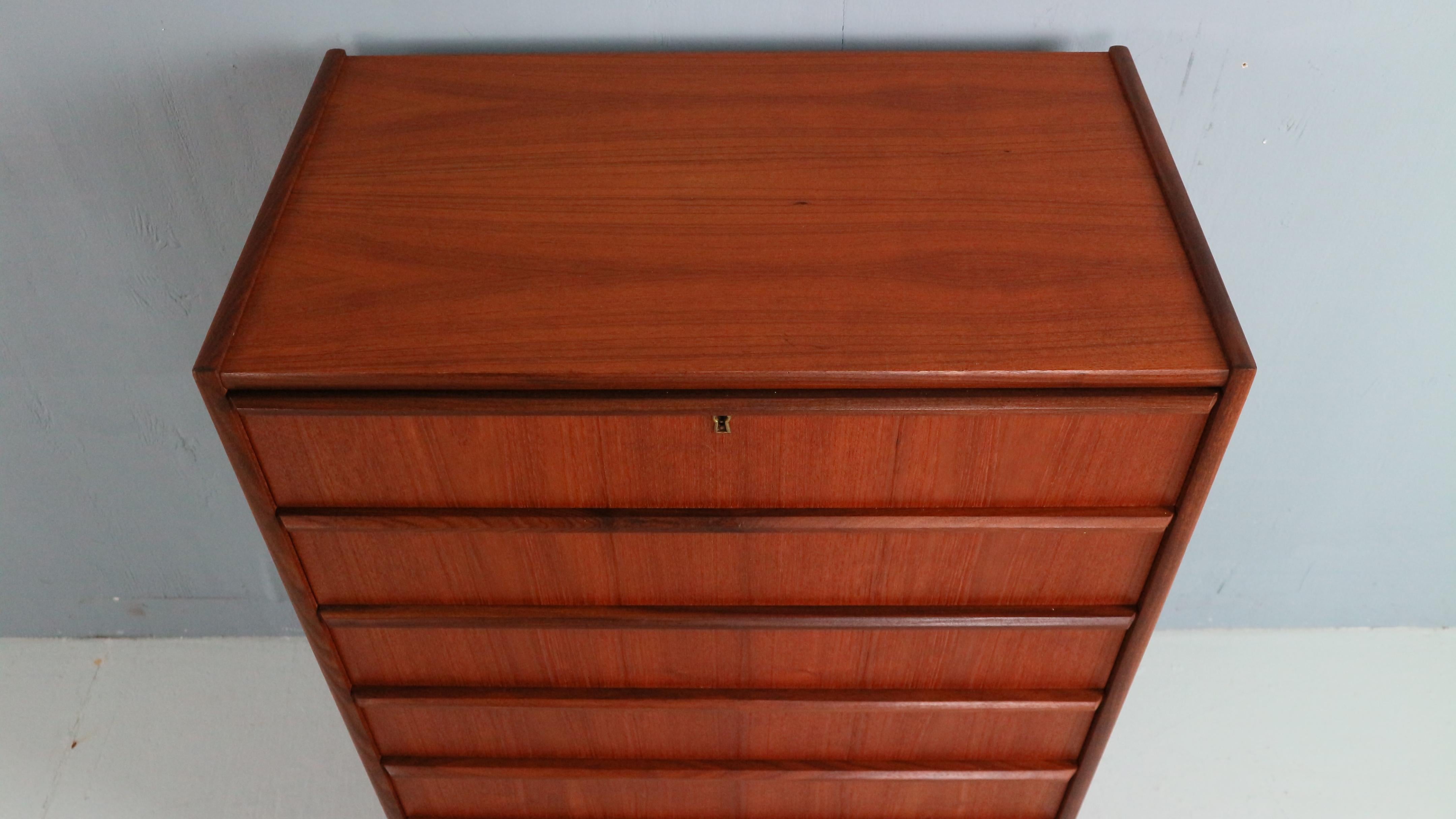 Teak Cassettiera moderna di metà secolo con sei cassetti, Tallboy in teak, Danimarca anni '60 in vendita