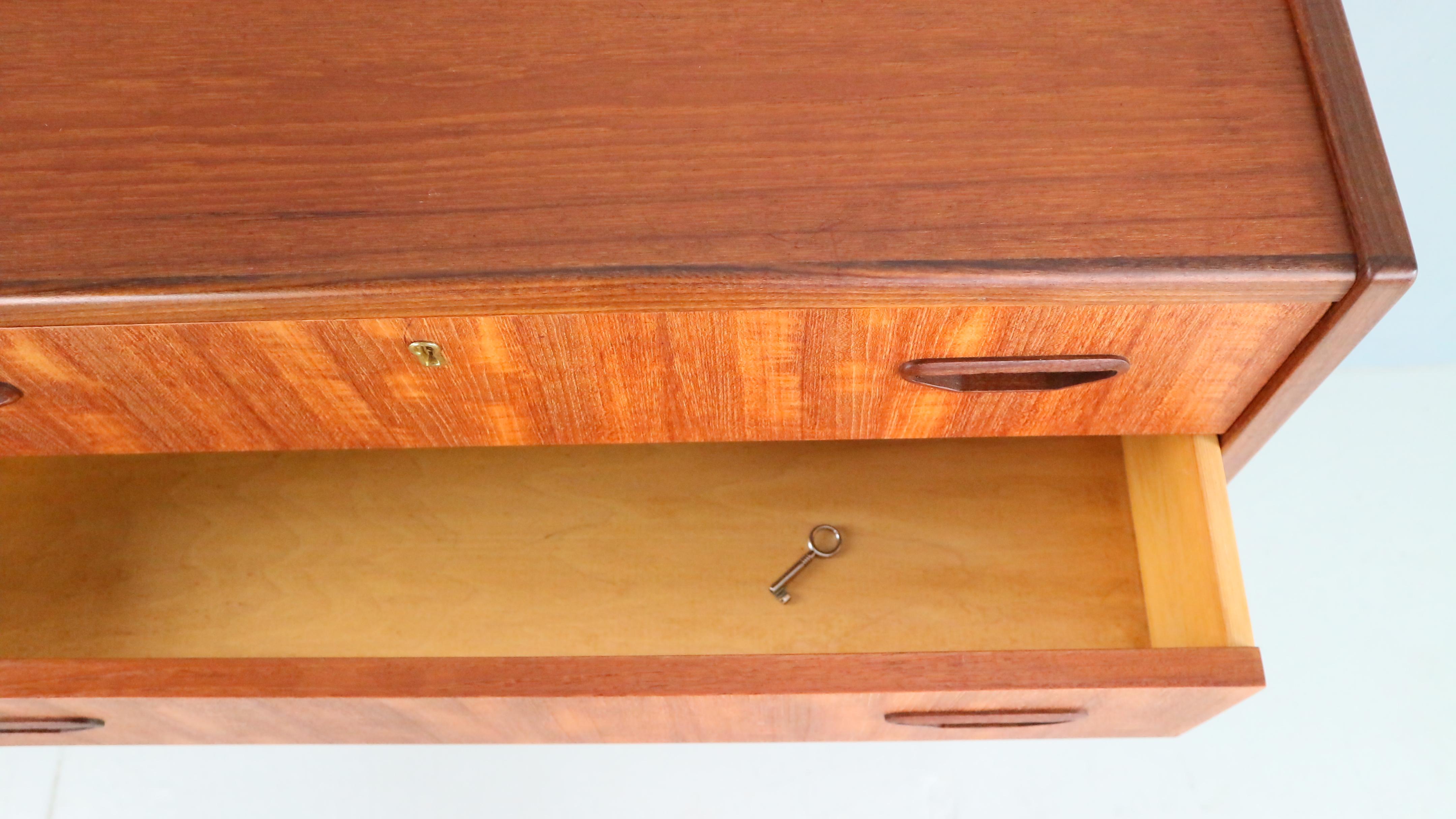 Teak Cassettiera moderna di metà secolo con sei cassetti, Tallboy in teak, Danimarca anni '60 in vendita