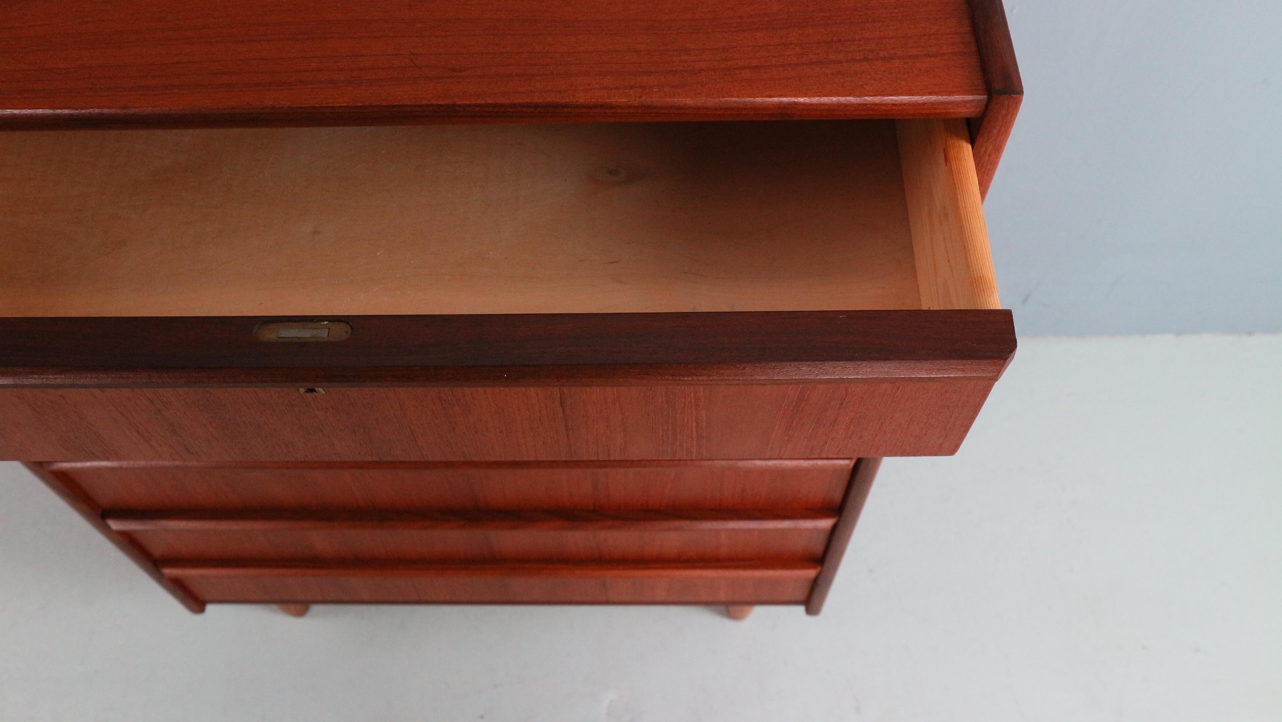 Cassettiera moderna di metà secolo con sei cassetti, Tallboy in teak, Danimarca anni '60 in vendita 1