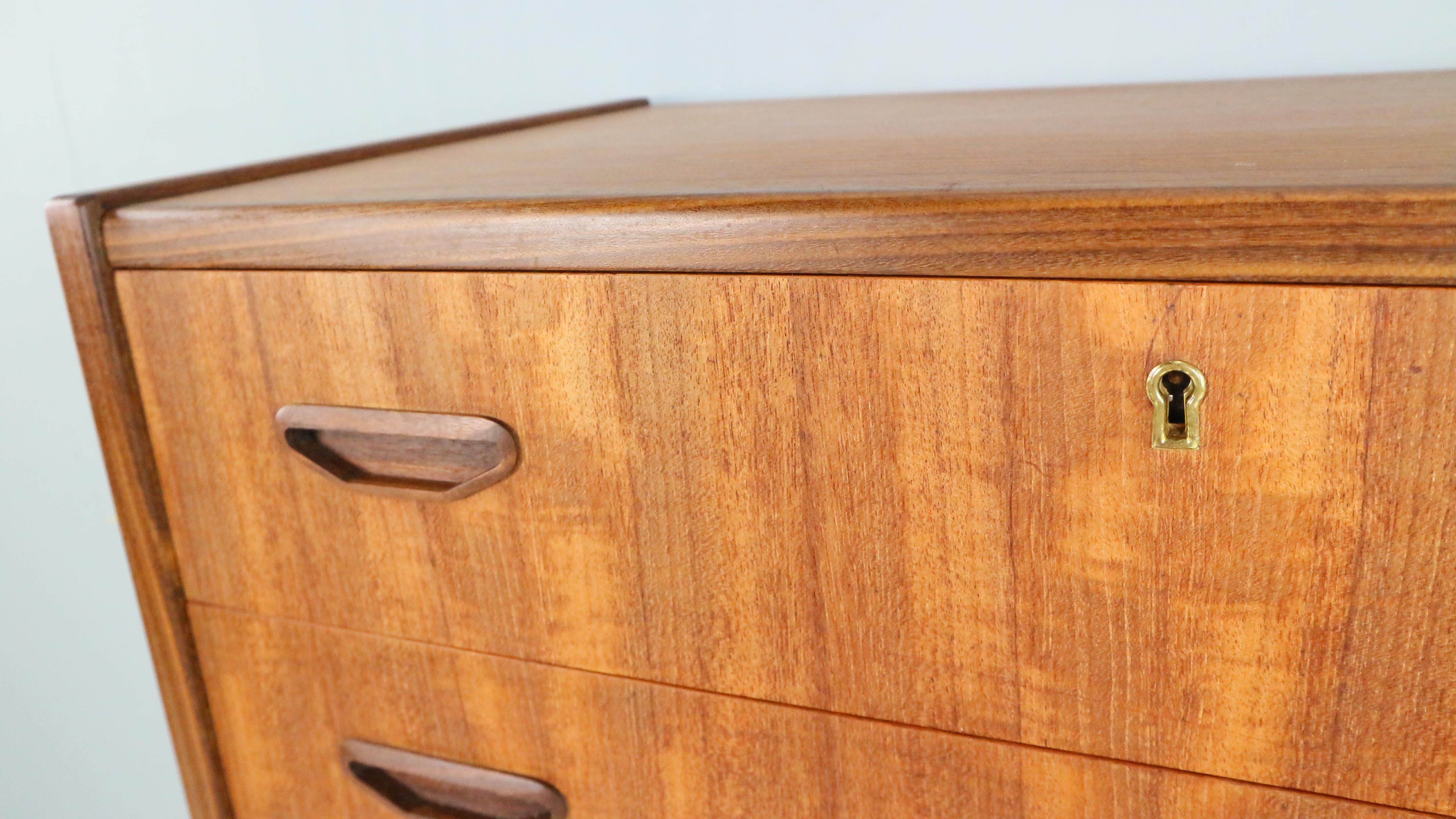 Cassettiera moderna di metà secolo con sei cassetti, Tallboy in teak, Danimarca anni '60 in vendita 1