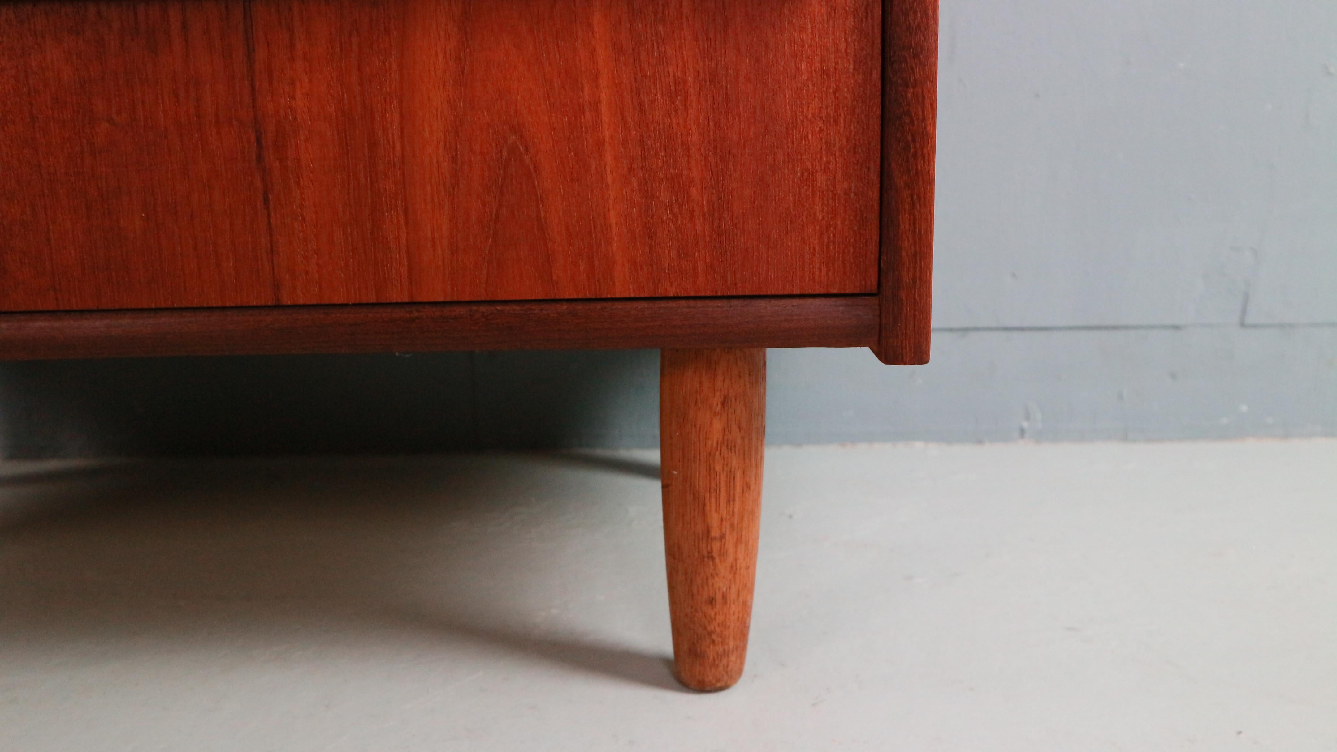 Cassettiera moderna di metà secolo con sei cassetti, Tallboy in teak, Danimarca anni '60 in vendita 2