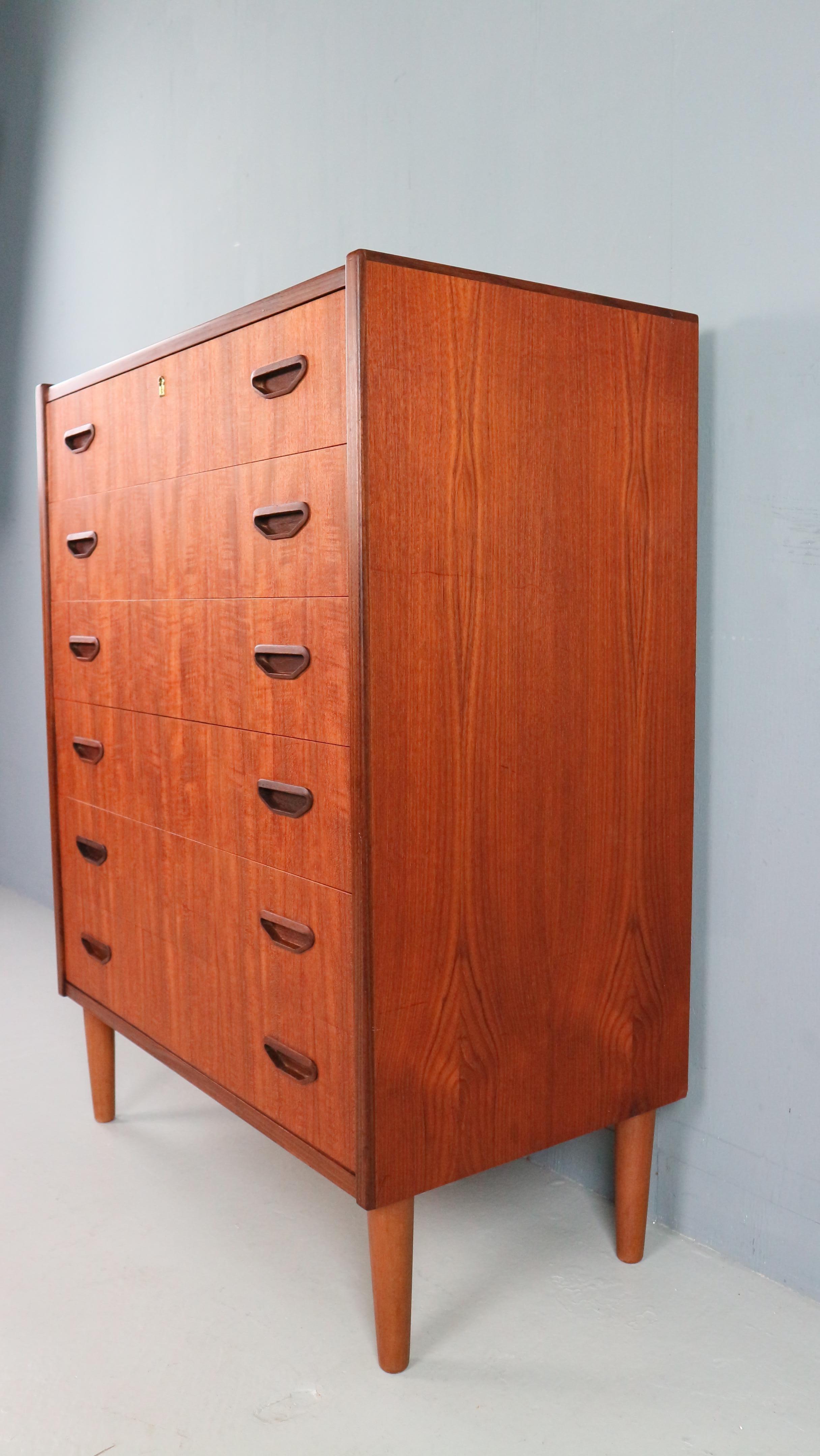 Cassettiera moderna di metà secolo con sei cassetti, Tallboy in teak, Danimarca anni '60 in vendita 2