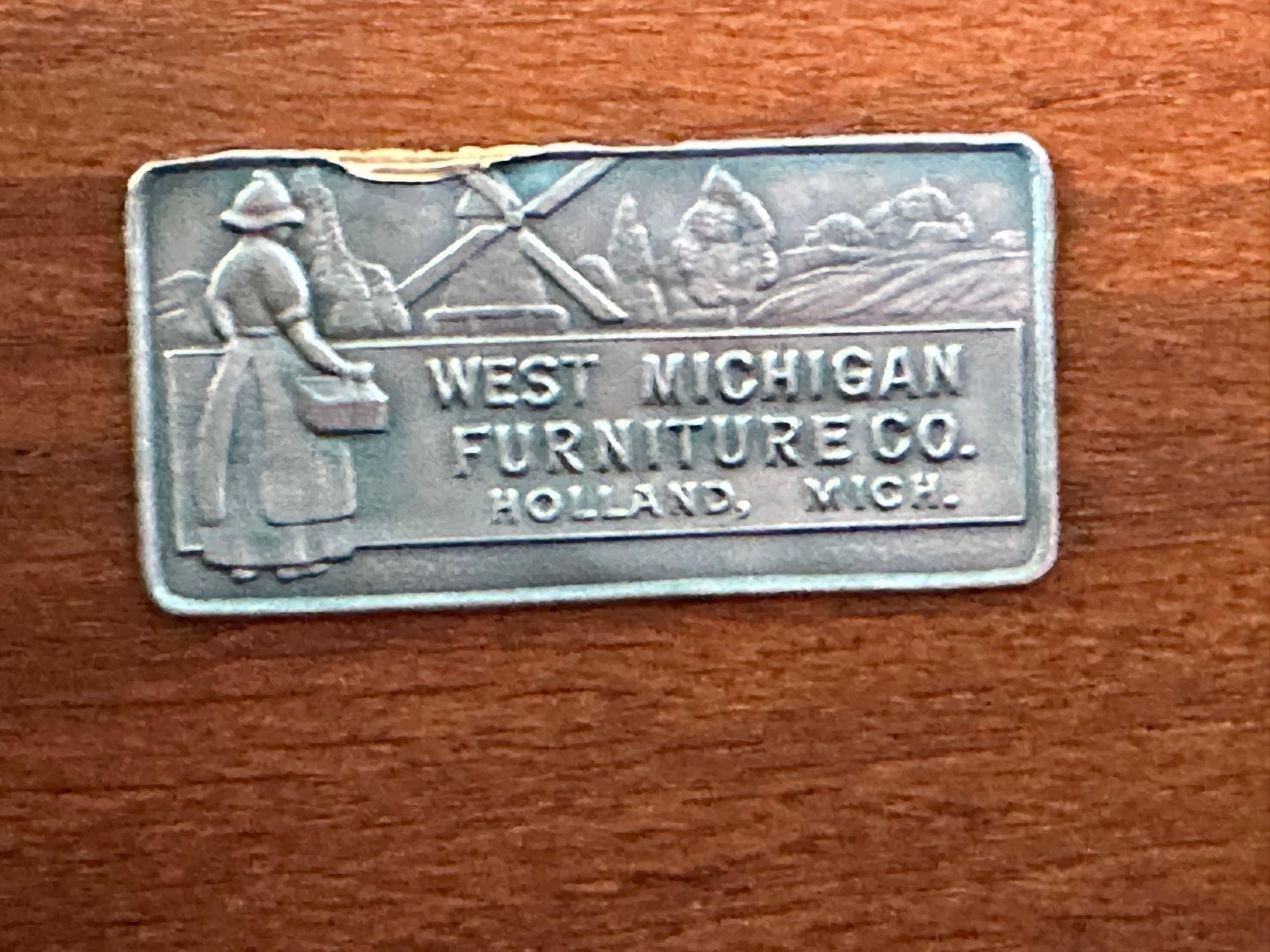 Moderne Kommode aus der Mitte des Jahrhunderts, West Michigan Furniture Co. Ebenholz, Nussbaum, Metz im Angebot 7
