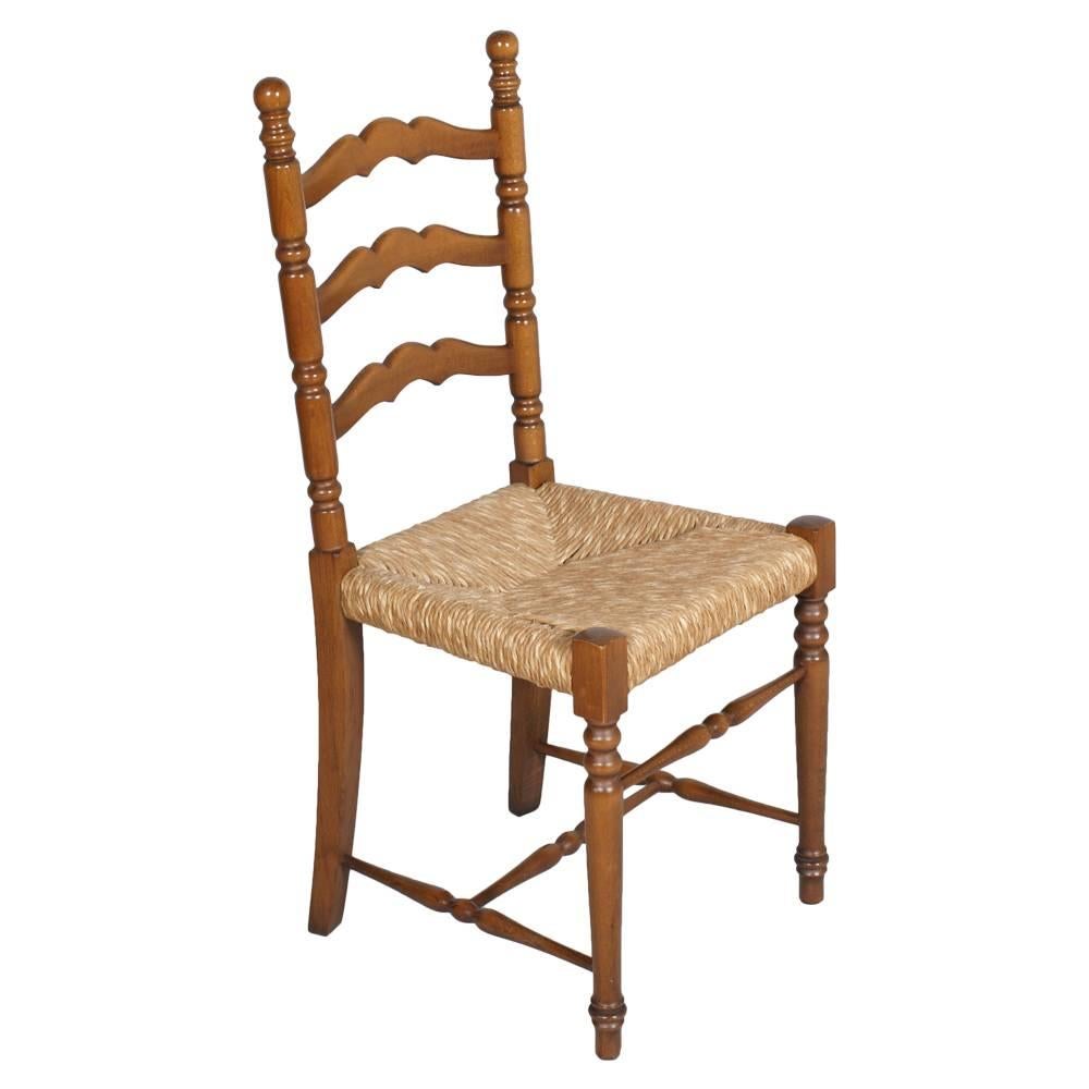 Strength Mid-Century Modern Chiavari set of four chairs straw seat in walnut wood turned, 1950s

Quatre élégantes chaises Chiavari, vers 1950. Excellent état, les sièges sont parfaits. Pièce classique du design italien du milieu du siècle, sa