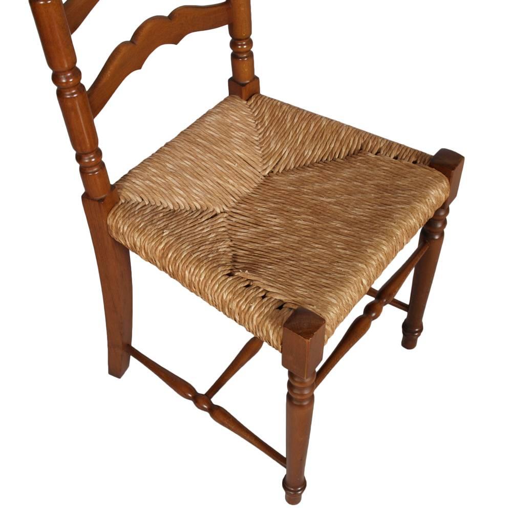 italien Ensemble Chiavari de quatre chaises modernes du milieu du siècle dernier avec siège en paille en bois de noyer tourné en vente