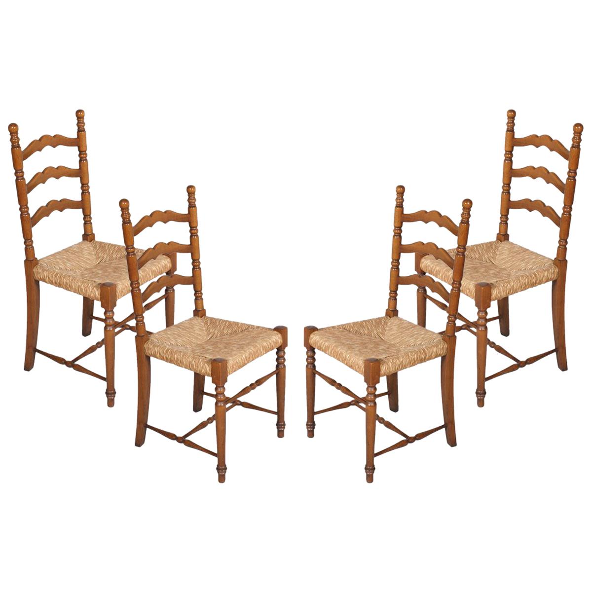 Ensemble Chiavari de quatre chaises modernes du milieu du siècle dernier avec siège en paille en bois de noyer tourné en vente