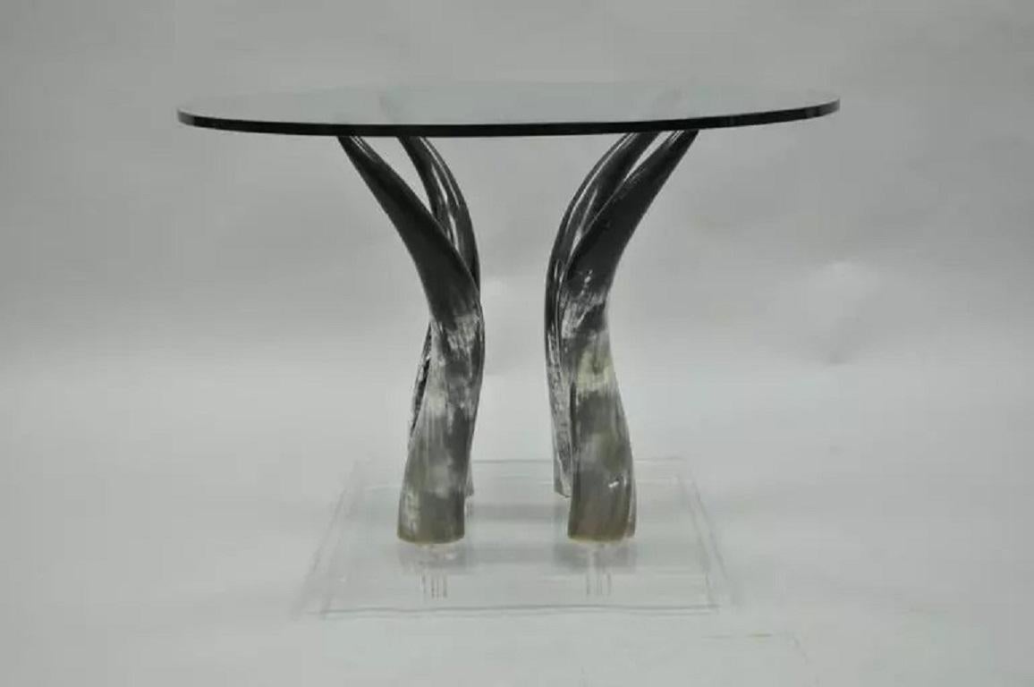Einzigartiger Beistelltisch aus Lucit, Glas und Horn in der Art von Karl Springer, Mitte des Jahrhunderts. Der Artikel hat eine runde Glasplatte und vier Stützen aus Hornimitat, die auf einem schwebenden Sockel aus Lucit stehen. CIRCA Spätes 20.