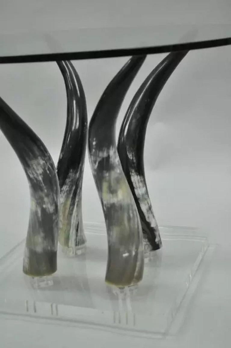 Mid-Century Modern Chic Beistelltisch aus rundem Lucite und Horn aus Glas (Moderne der Mitte des Jahrhunderts) im Angebot