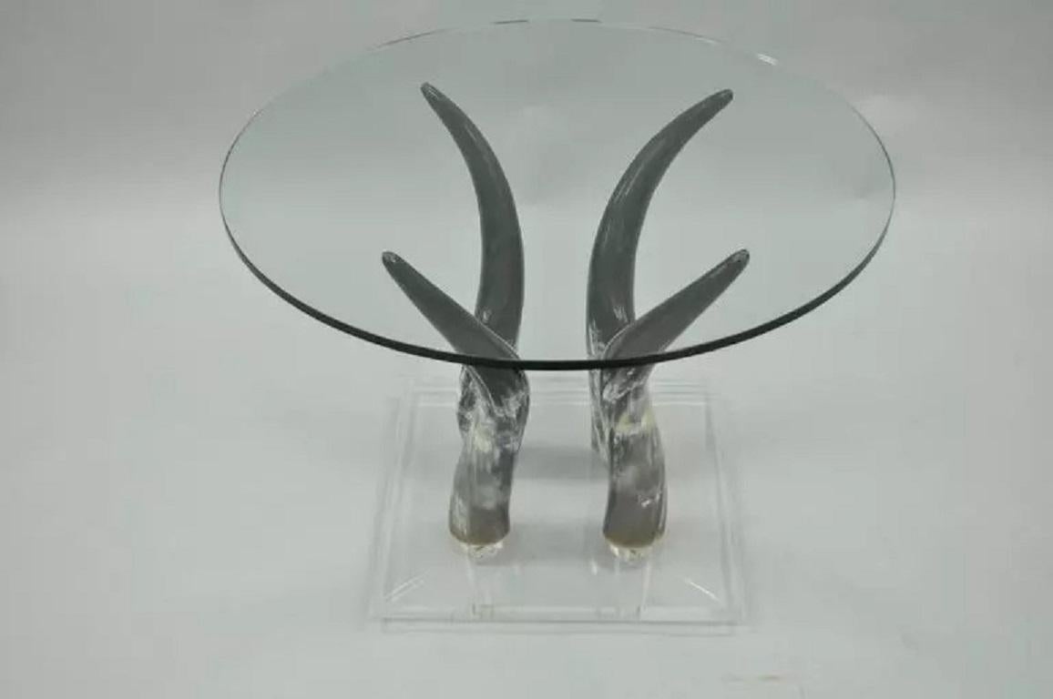 Mid-Century Modern Chic Beistelltisch aus rundem Lucite und Horn aus Glas (Unbekannt) im Angebot