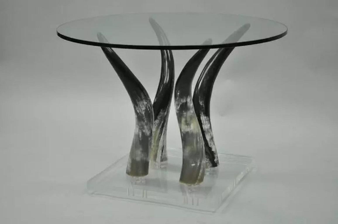 Mid-Century Modern Chic Beistelltisch aus rundem Lucite und Horn aus Glas im Zustand „Gut“ im Angebot in Philadelphia, PA