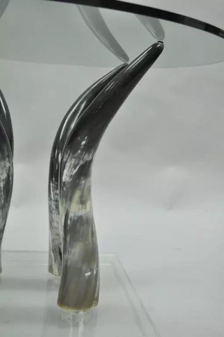 Mid-Century Modern Chic Beistelltisch aus rundem Lucite und Horn aus Glas (20. Jahrhundert) im Angebot