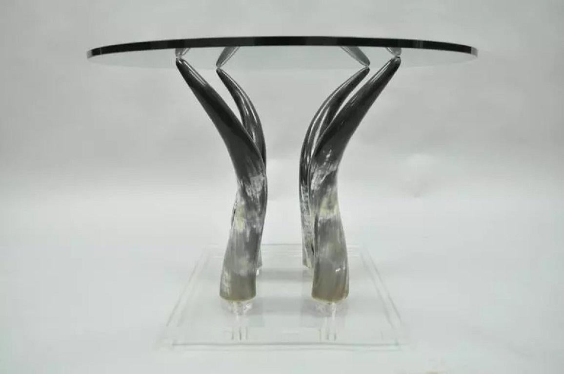 Mid-Century Modern Chic Beistelltisch aus rundem Lucite und Horn aus Glas im Angebot 1