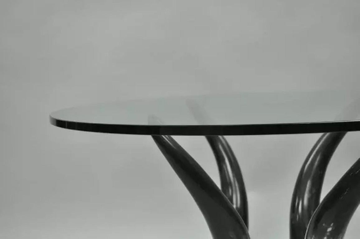 Mid-Century Modern Chic Beistelltisch aus rundem Lucite und Horn aus Glas im Angebot 2