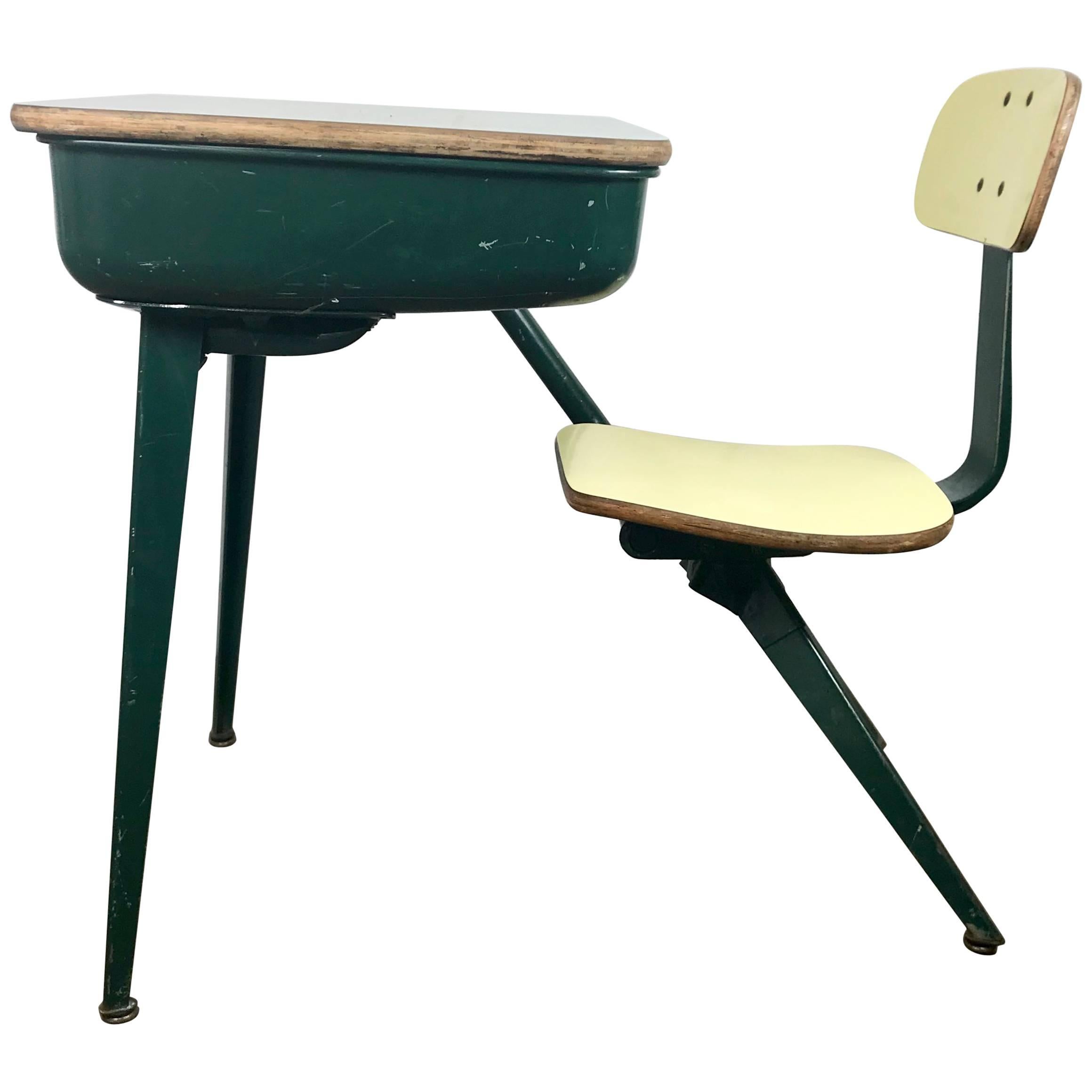 Enfant moderne du milieu du siècle, style bureau d'étudiant de Jean Prove