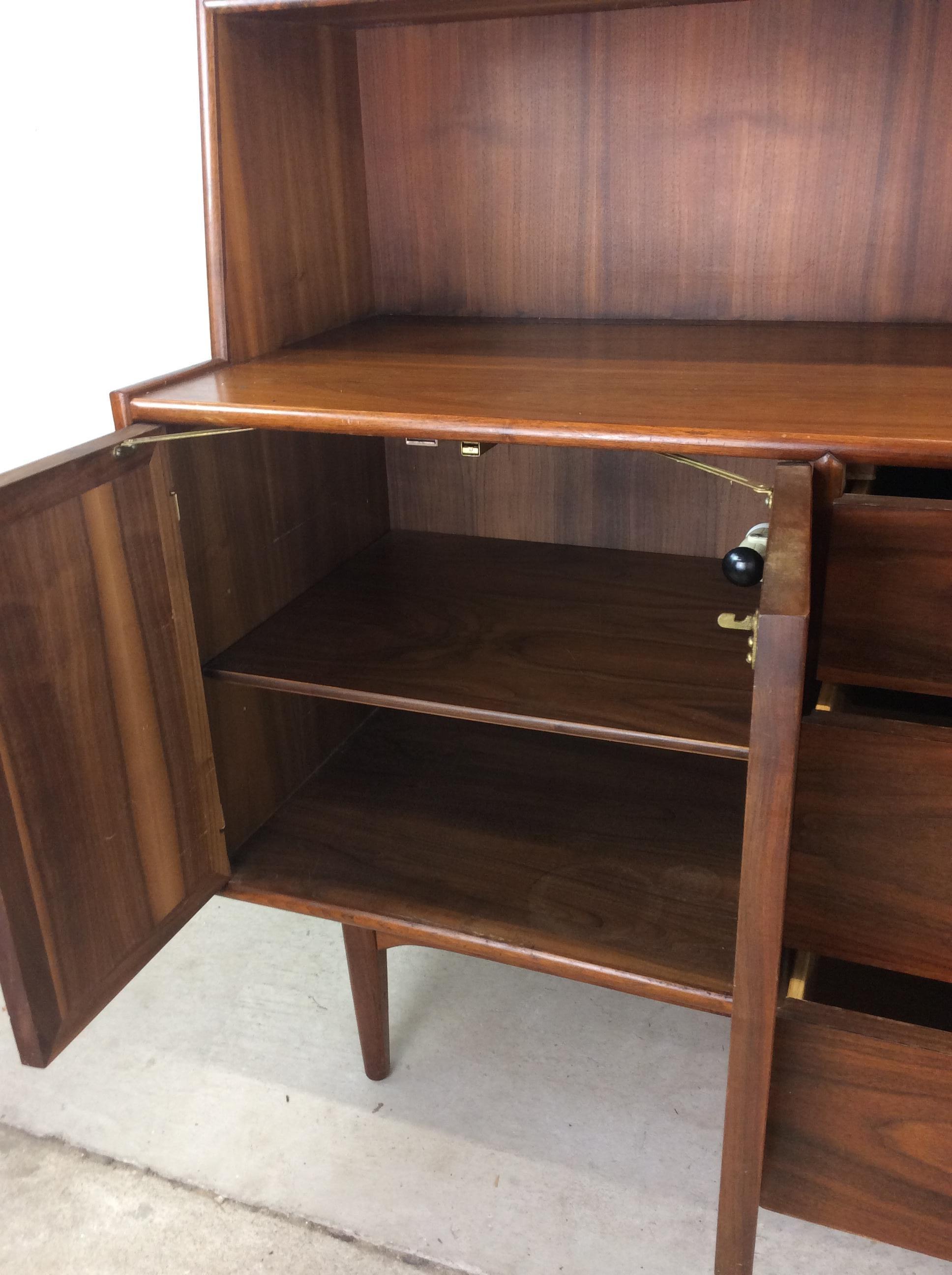 Mid Century Modern China Cabinet by Declaration from Drexel For Sale 9