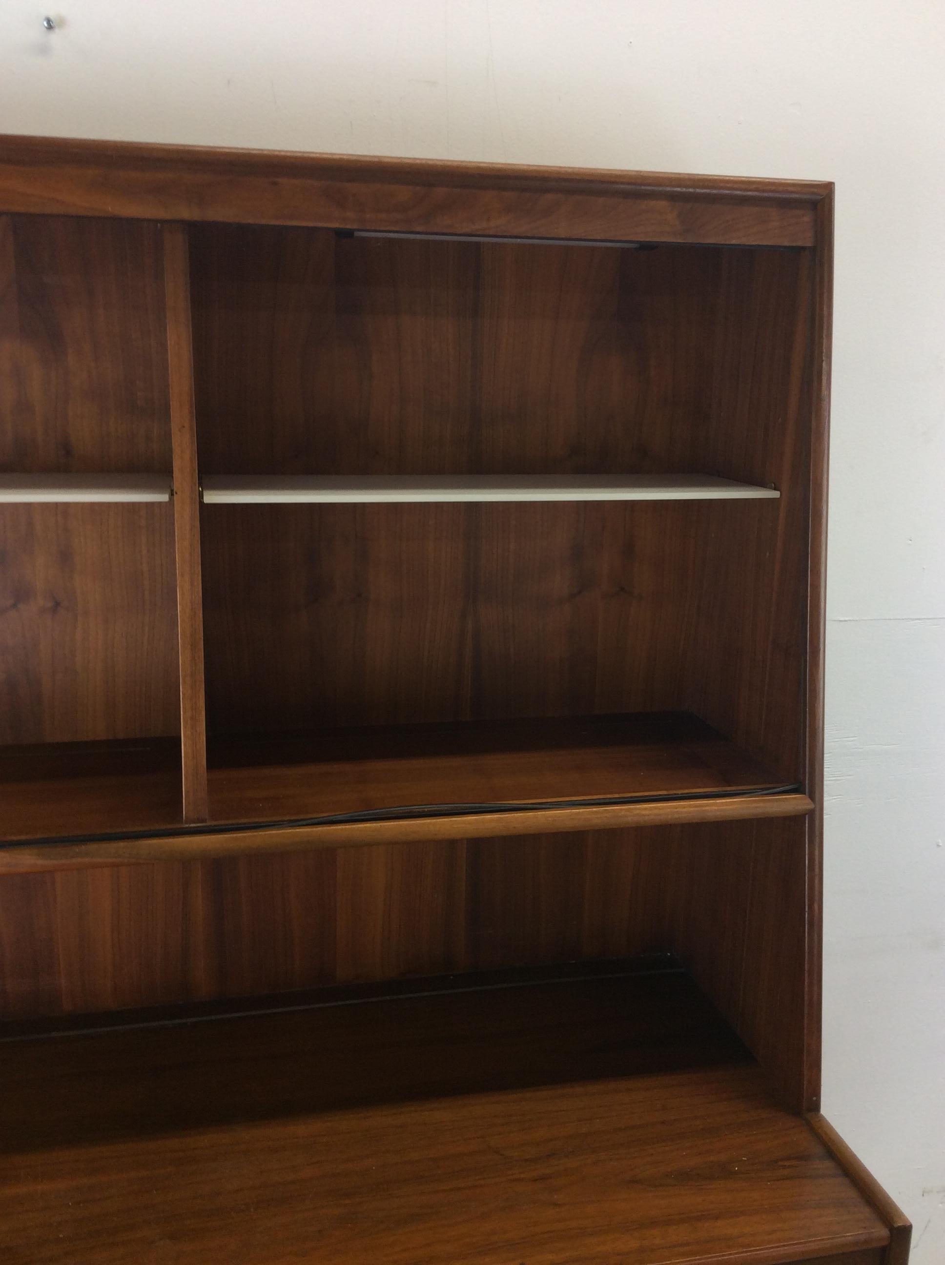 Mid Century Modern China Cabinet by Declaration from Drexel In Good Condition For Sale In Freehold, NJ